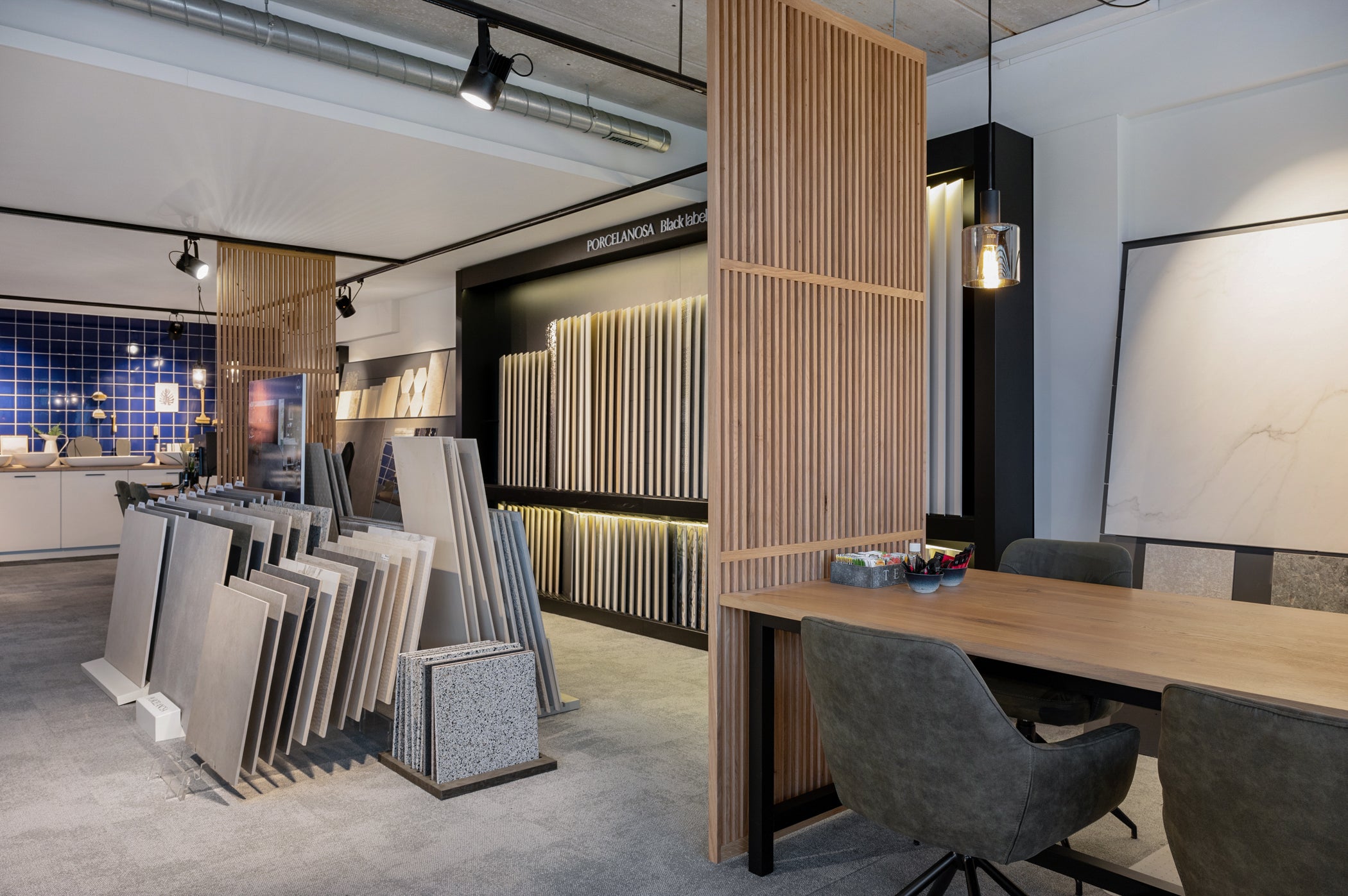Houten Roomdividers: Stijlvolle Scheidingen voor Exclusieve Badkamers Showroom