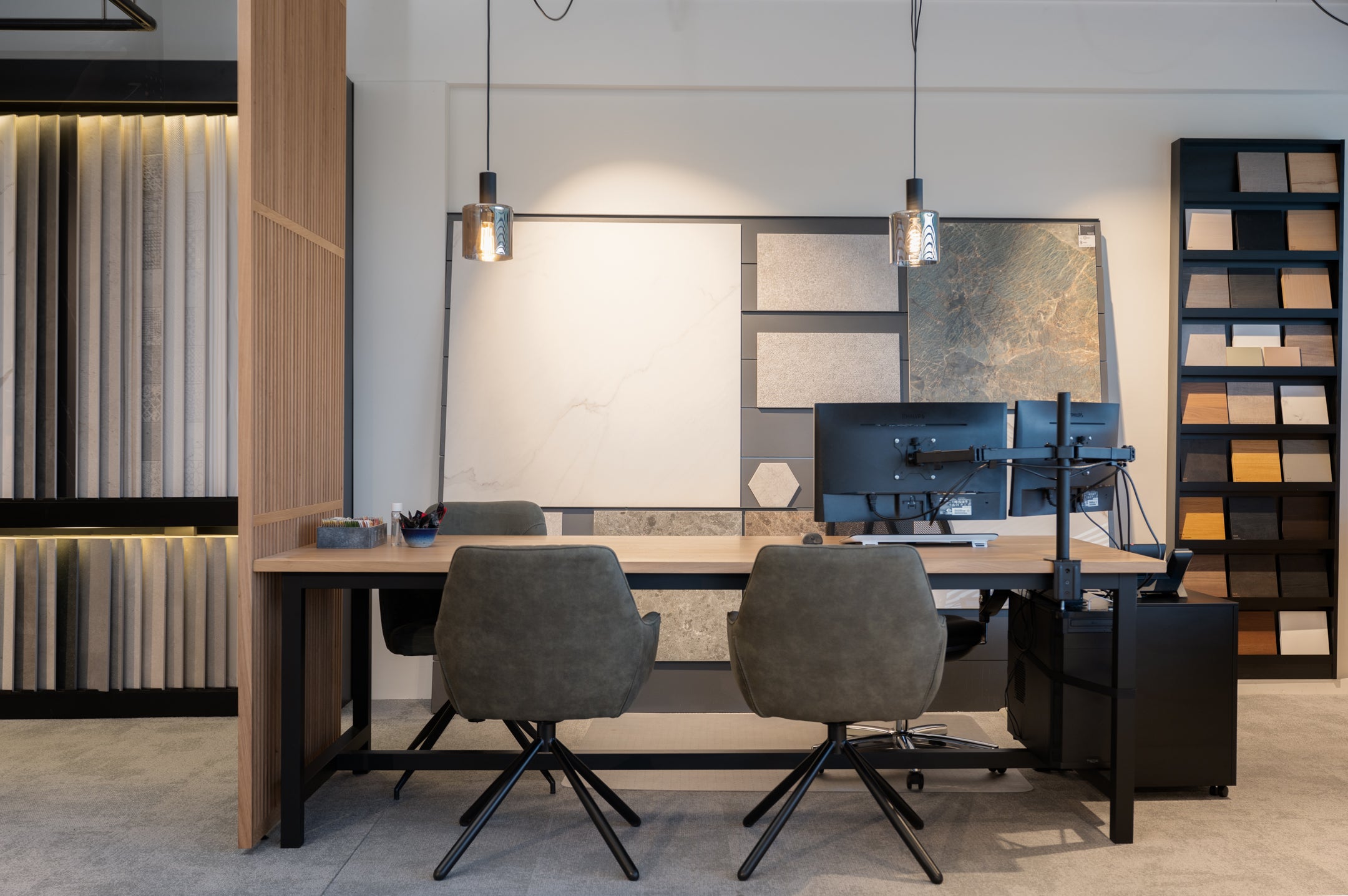 Houten Roomdividers: Stijlvolle Scheidingen voor Exclusieve Badkamers Showroom