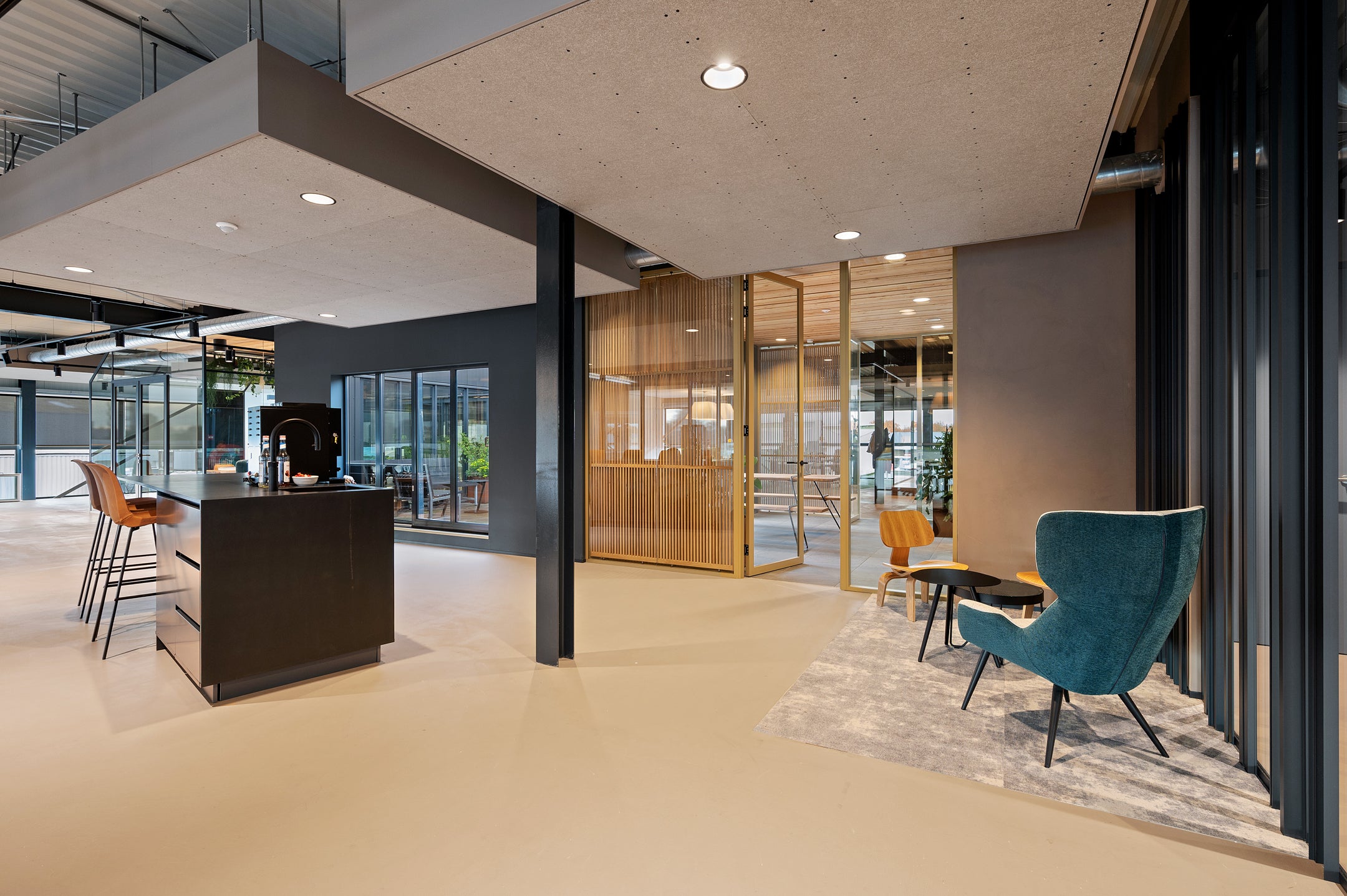 Glazen scheidingswanden met aluminium profielen en op maat gemaakte houten roomdividers voor een stijlvolle en functionele kantoorruimte.