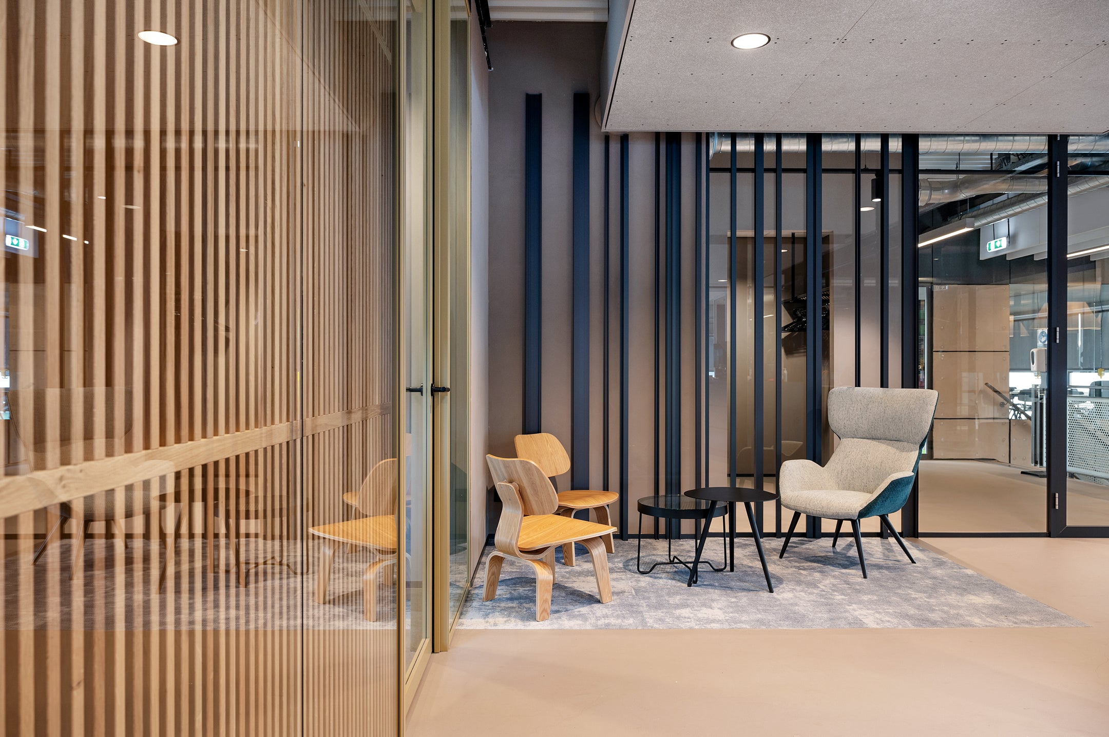 Glazen scheidingswanden met aluminium profielen en op maat gemaakte houten roomdividers voor een stijlvolle en functionele kantoorruimte.