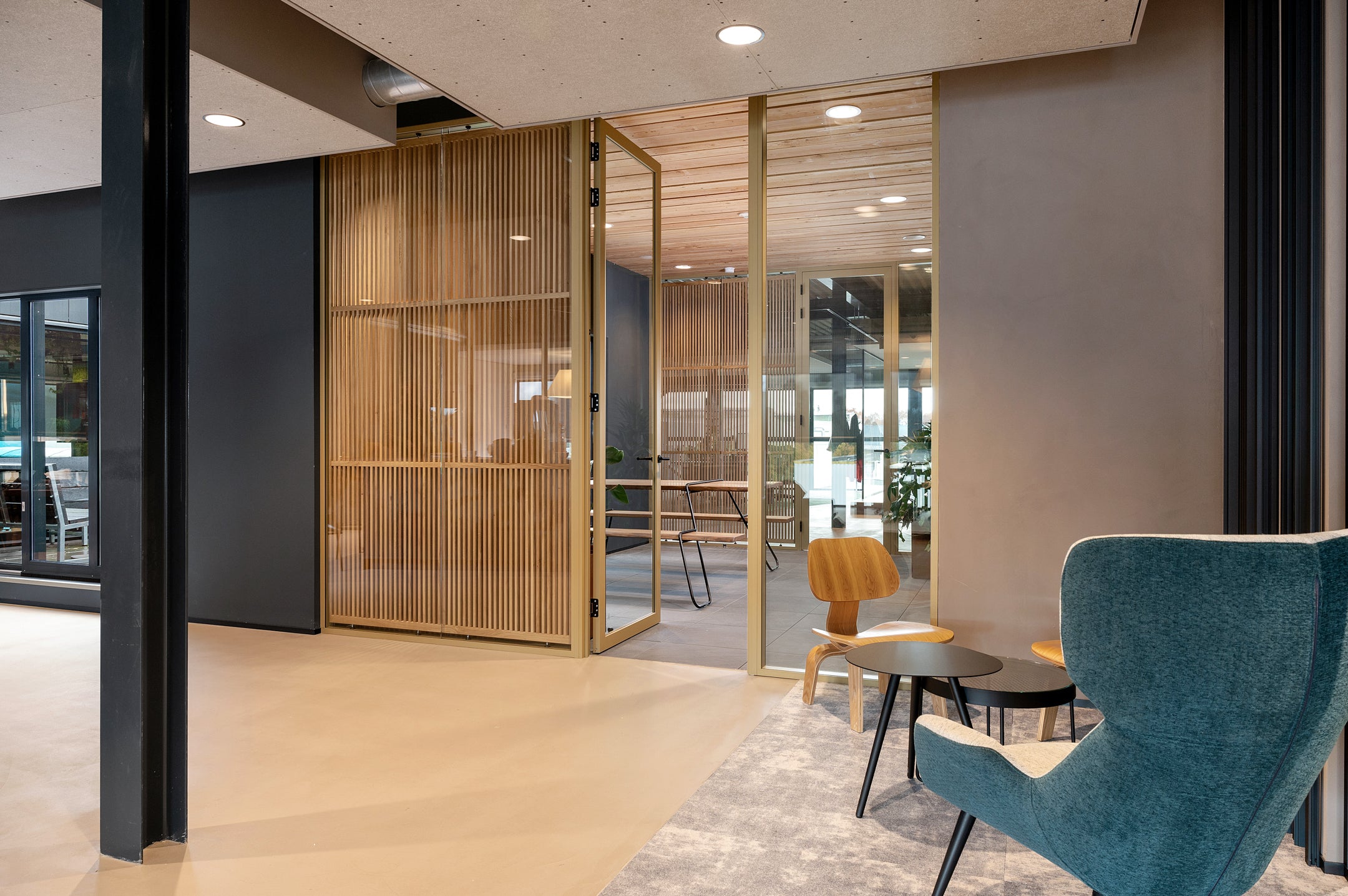 Glazen scheidingswanden met aluminium profielen en op maat gemaakte houten roomdividers voor een stijlvolle en functionele kantoorruimte.