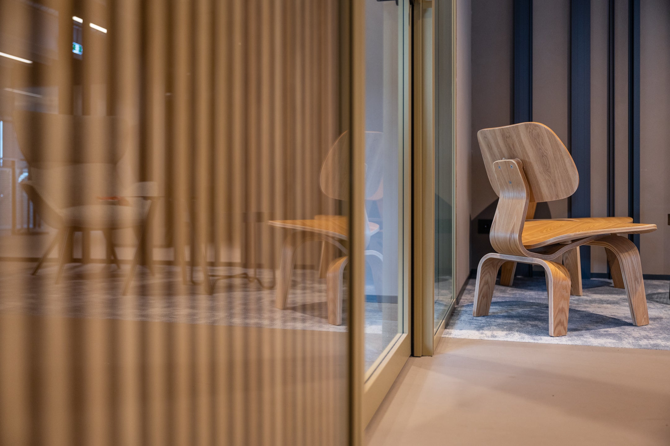 Glazen scheidingswanden met aluminium profielen en op maat gemaakte houten roomdividers voor een stijlvolle en functionele kantoorruimte.