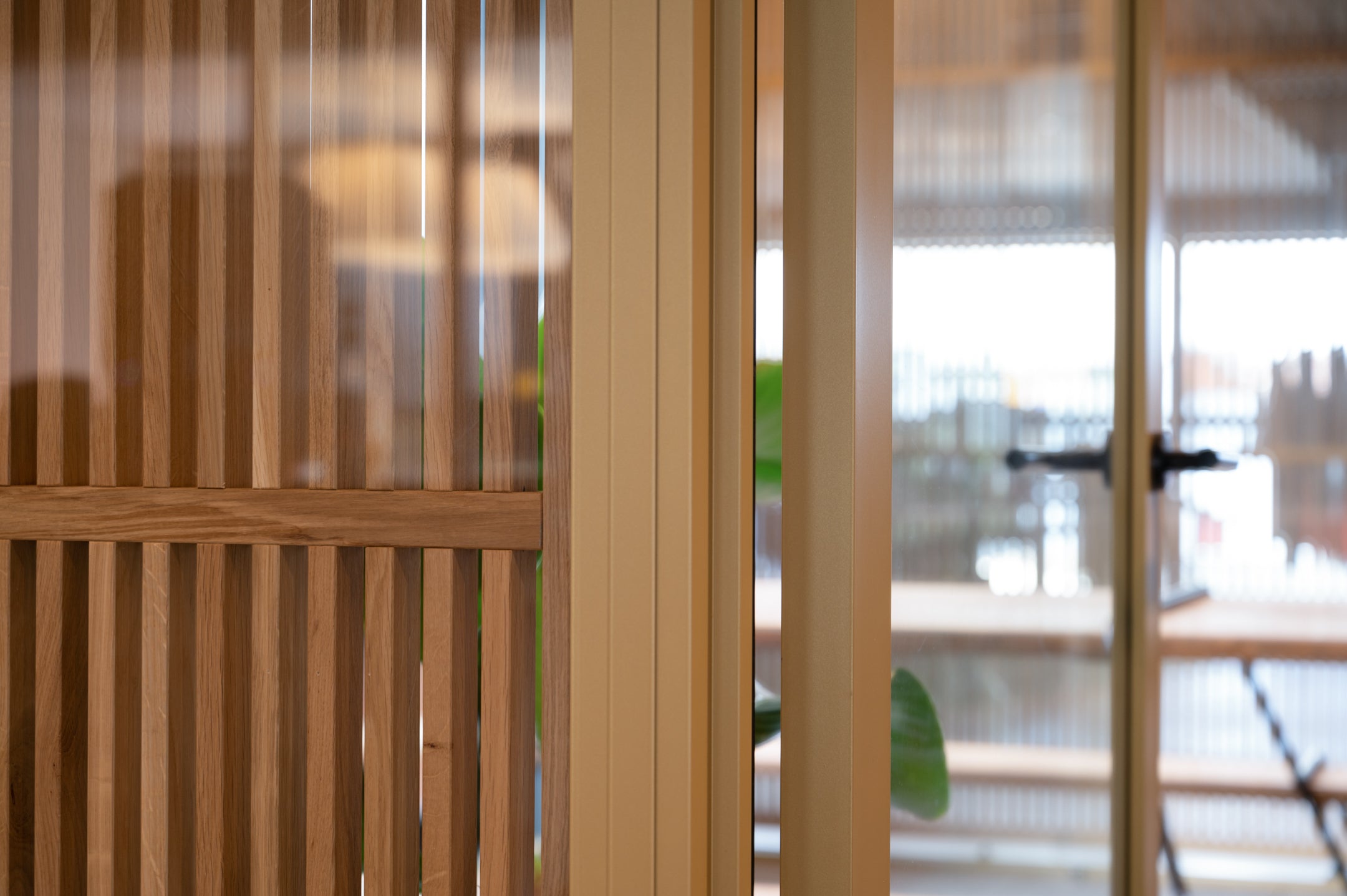 Glazen scheidingswanden met aluminium profielen en op maat gemaakte houten roomdividers voor een stijlvolle en functionele kantoorruimte.