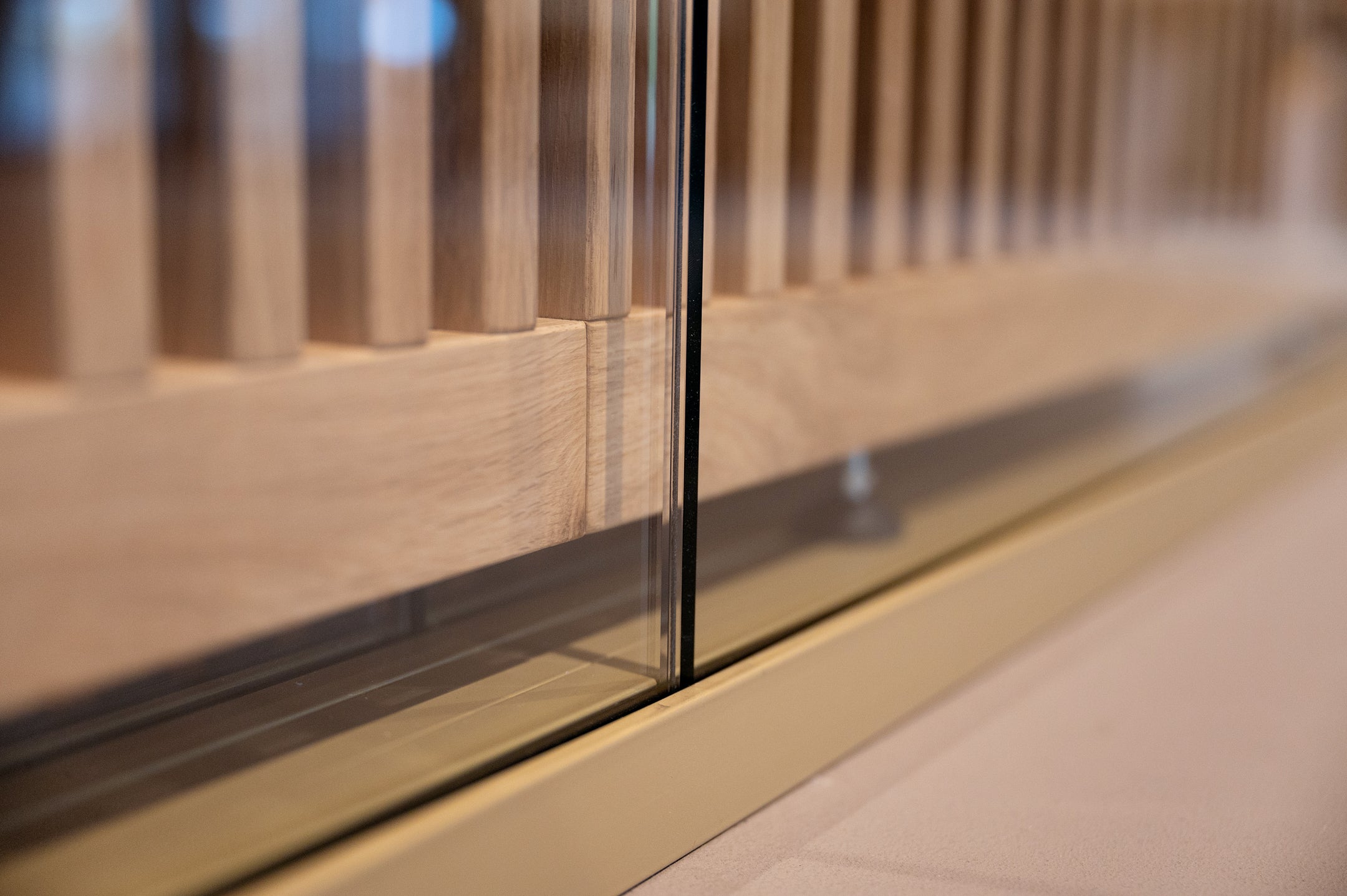 Glazen scheidingswanden met aluminium profielen en op maat gemaakte houten roomdividers voor een stijlvolle en functionele kantoorruimte.