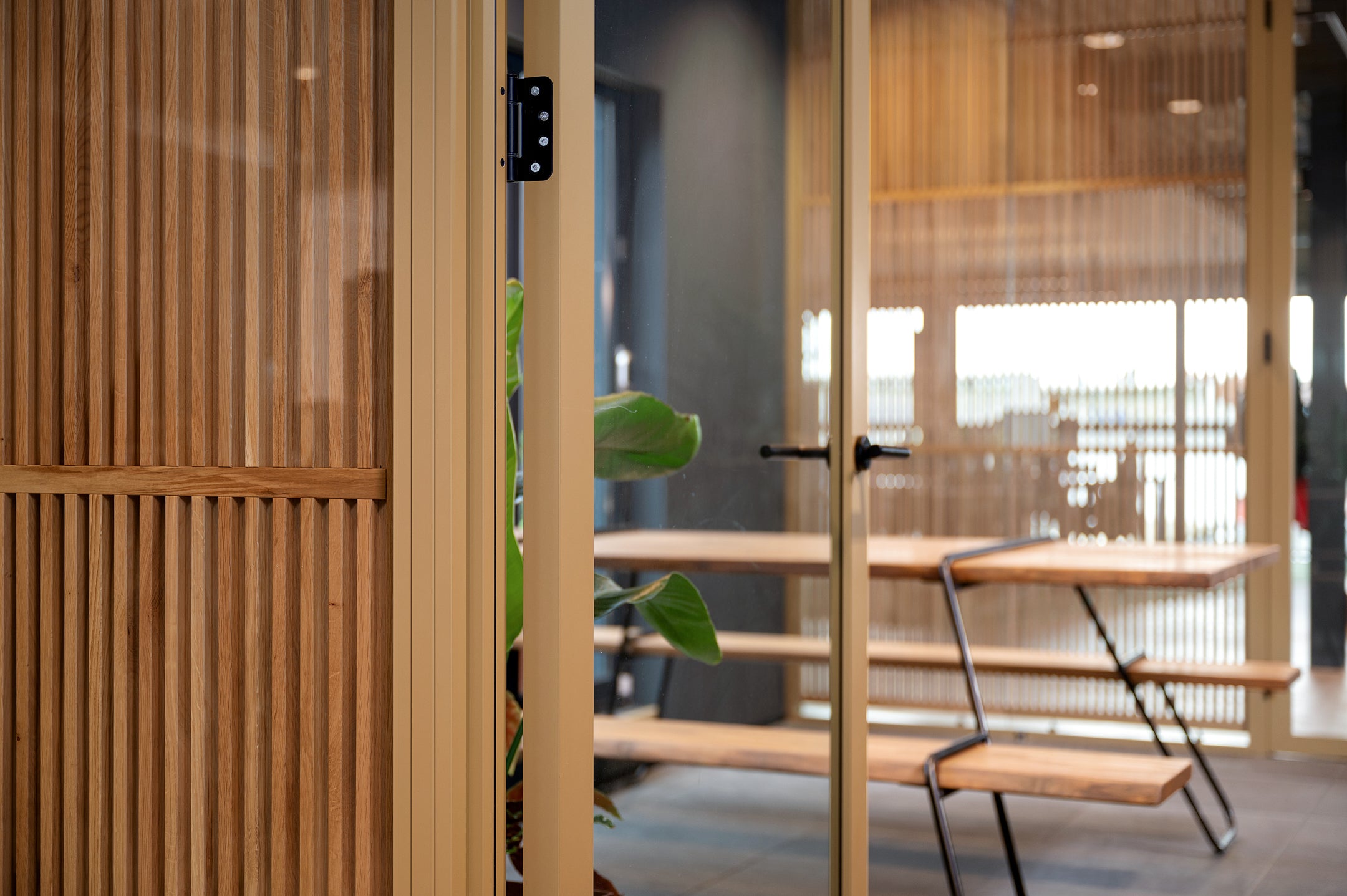 Glazen scheidingswanden met aluminium profielen en op maat gemaakte houten roomdividers voor een stijlvolle en functionele kantoorruimte.