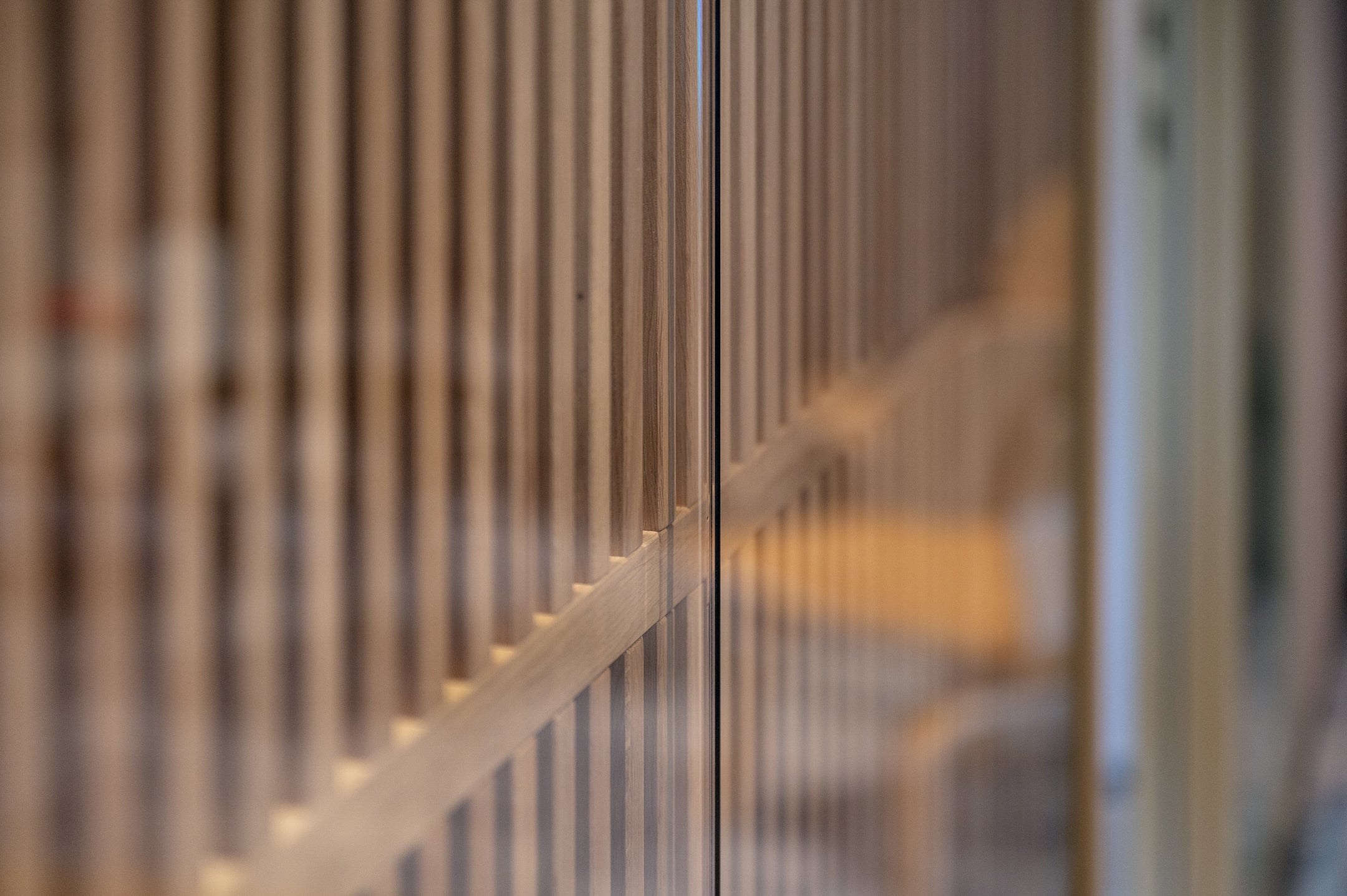Glazen scheidingswanden met aluminium profielen en op maat gemaakte houten roomdividers voor een stijlvolle en functionele kantoorruimte.