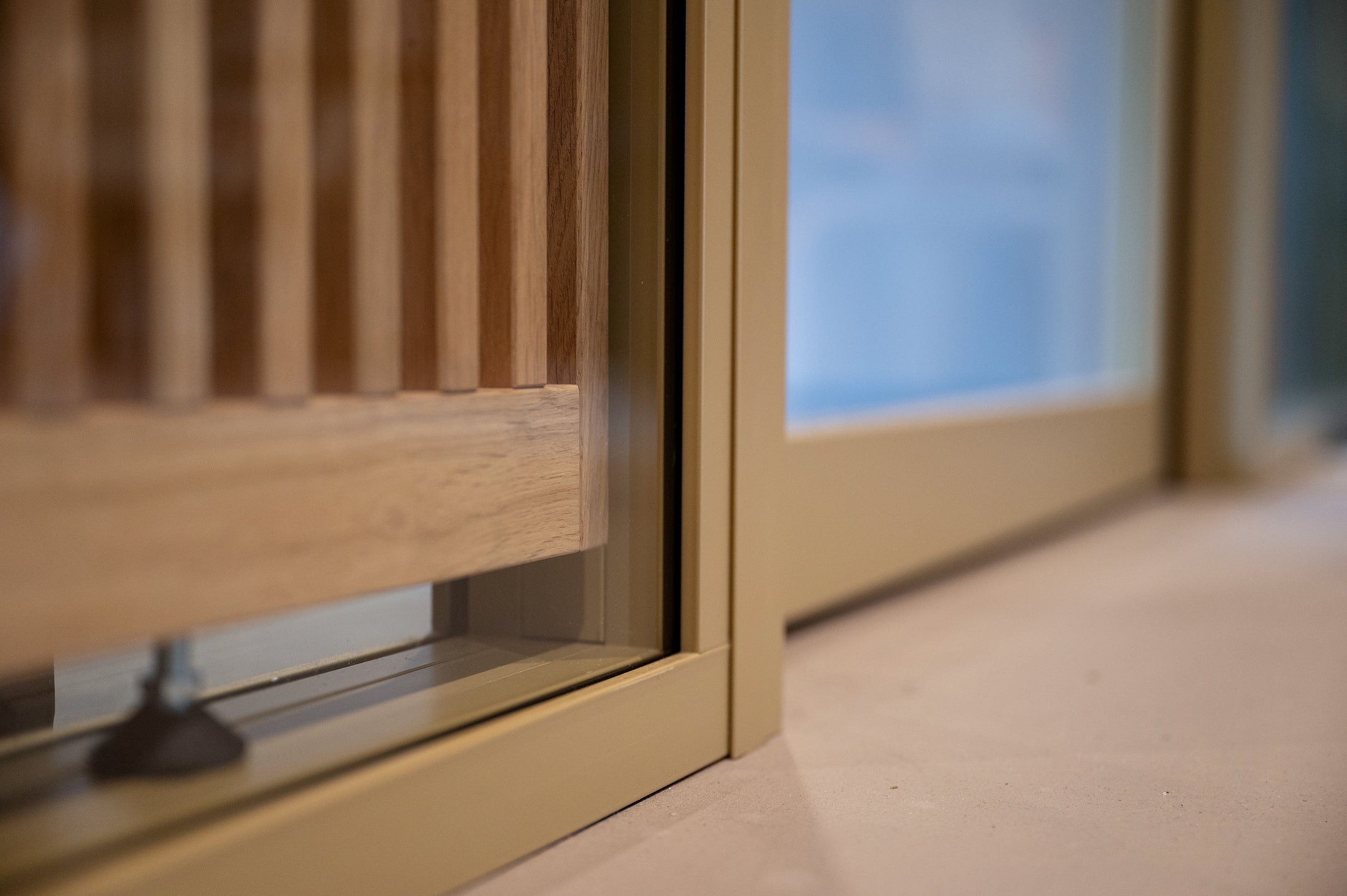 Glazen scheidingswanden met aluminium profielen en op maat gemaakte houten roomdividers voor een stijlvolle en functionele kantoorruimte.