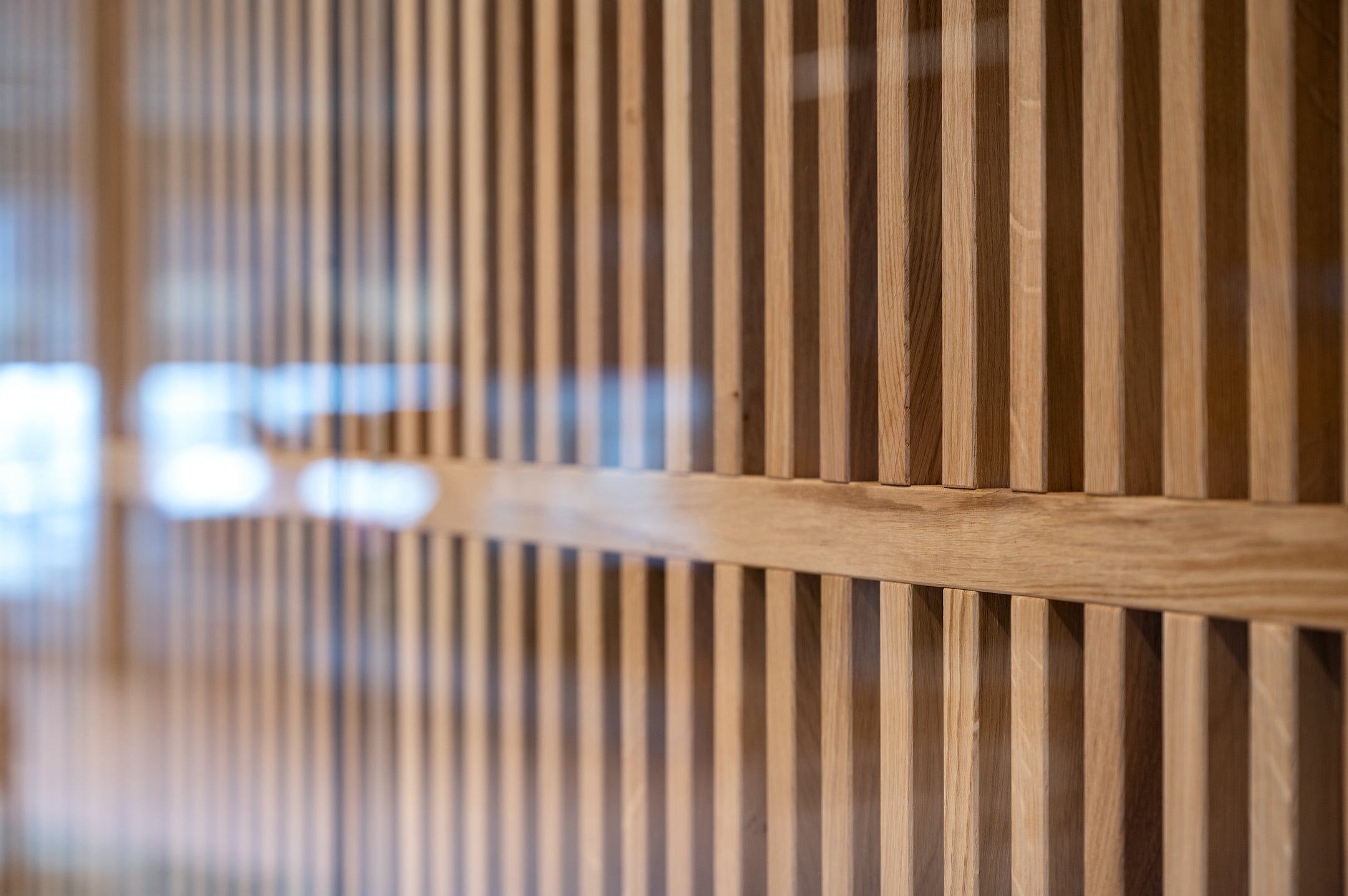 Glazen scheidingswanden met aluminium profielen en op maat gemaakte houten roomdividers voor een stijlvolle en functionele kantoorruimte.