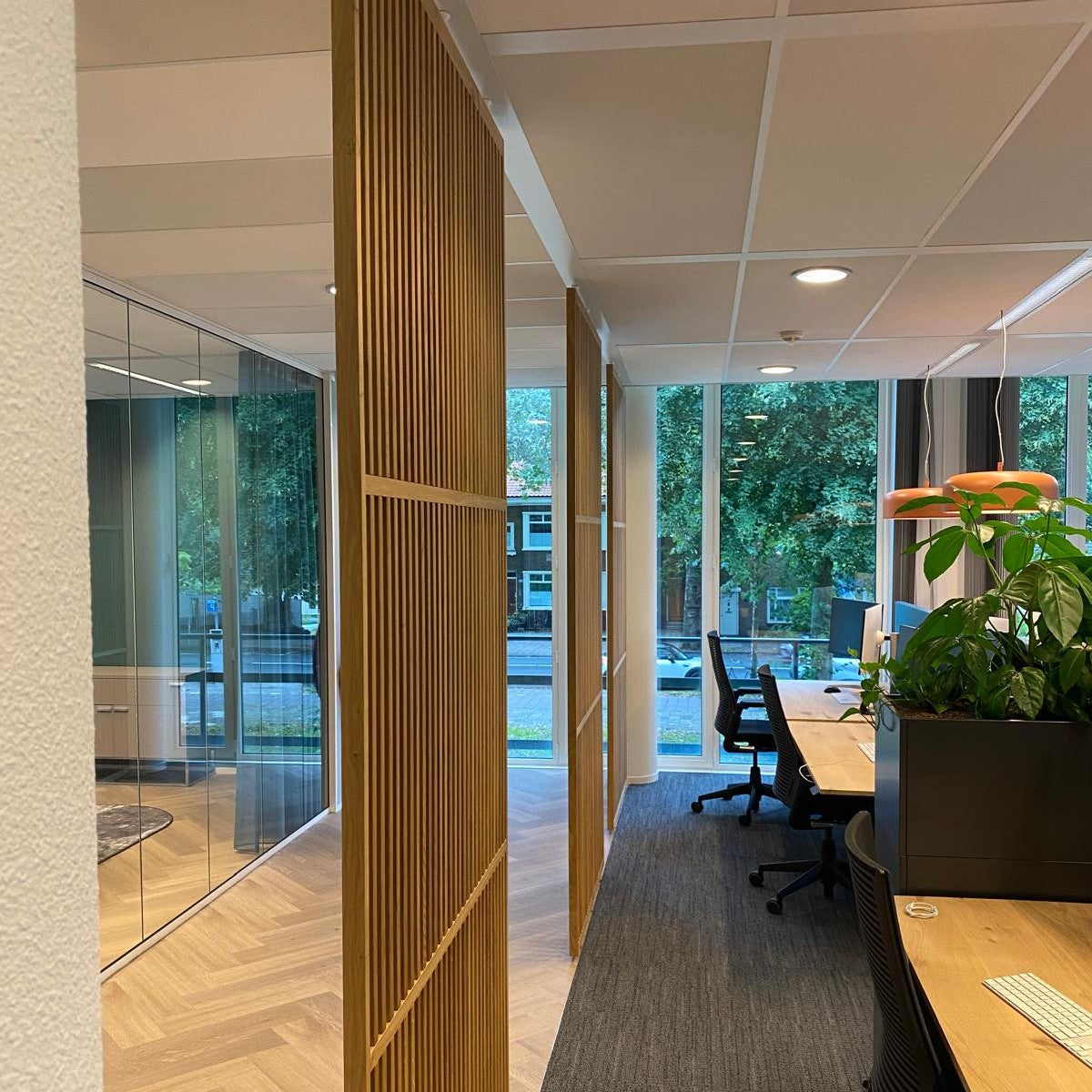 Scheidingswanden in een modern kantoor, zorgen voor privacy en een flexibele indeling van werkruimtes, ideaal voor optimale productiviteit.