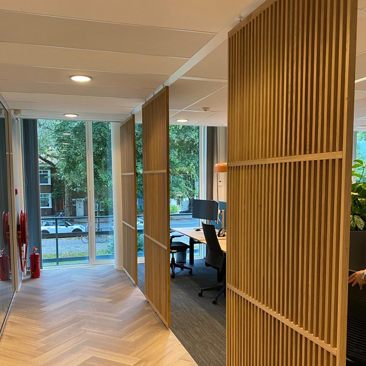 Scheidingswanden in een modern kantoor, zorgen voor privacy en een flexibele indeling van werkruimtes, ideaal voor optimale productiviteit.