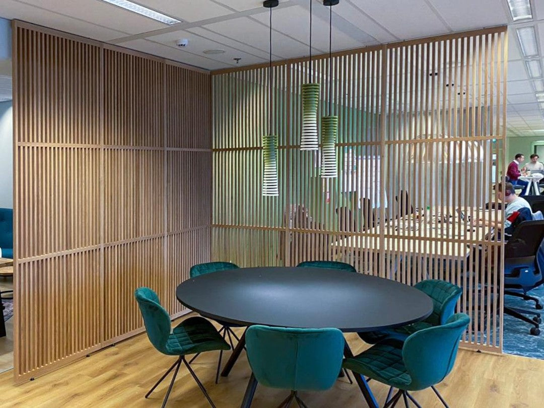 Scheidingswanden in een modern kantoor, zorgen voor privacy en een flexibele indeling van werkruimtes, ideaal voor optimale productiviteit.