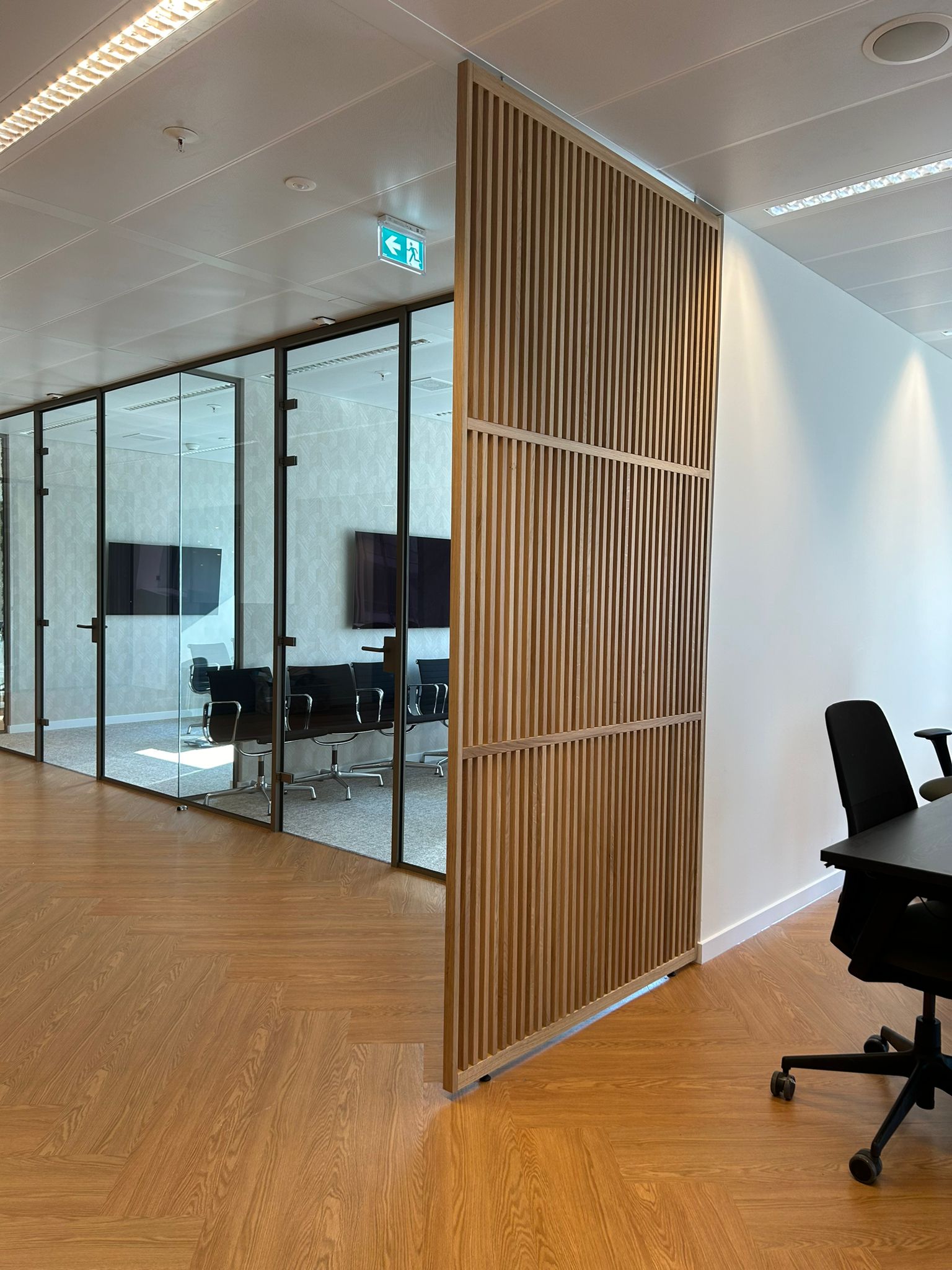 Scheidingswanden in een modern kantoor, zorgen voor privacy en een flexibele indeling van werkruimtes, ideaal voor optimale productiviteit.