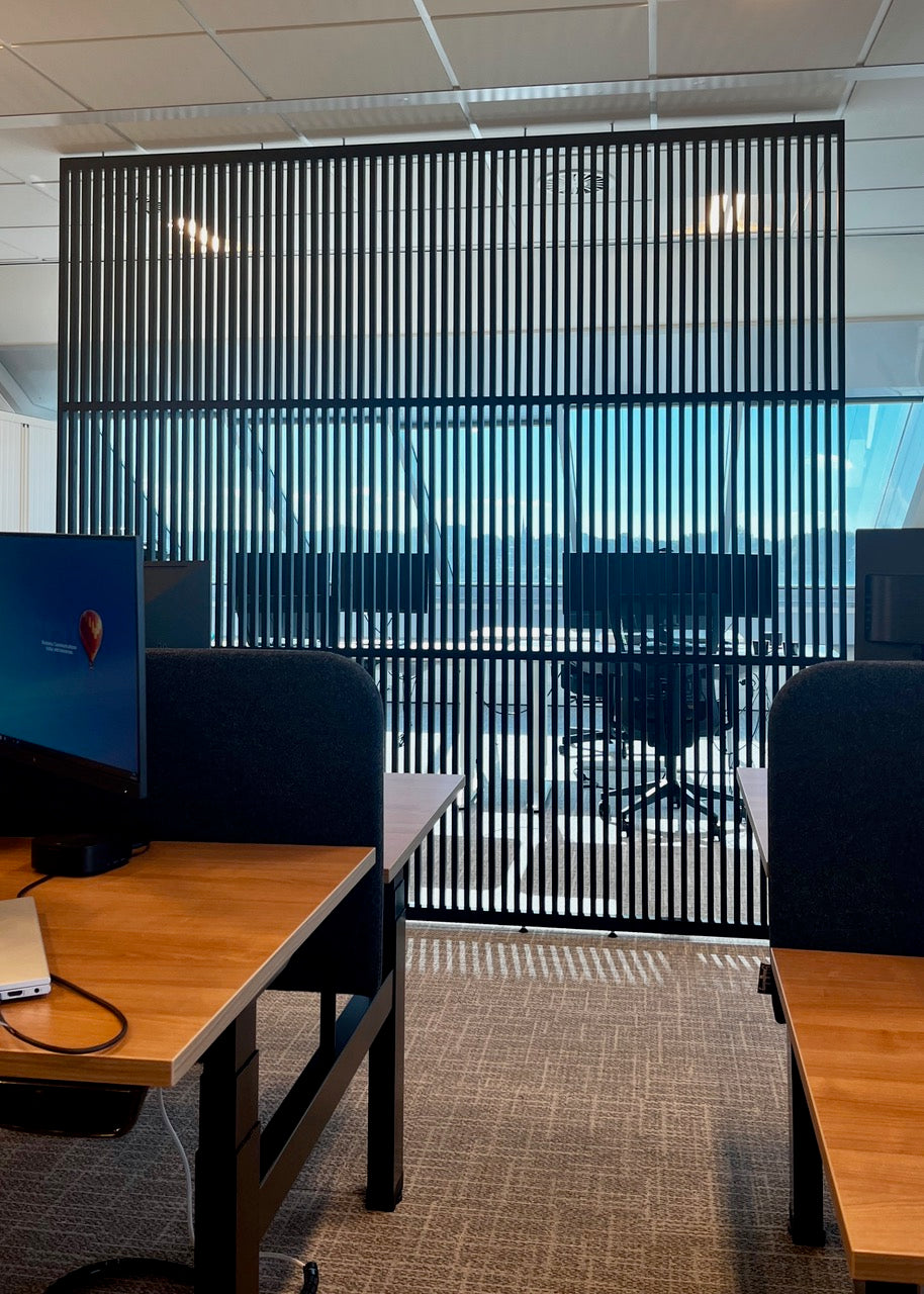 Scheidingswanden in een modern kantoor, zorgen voor privacy en een flexibele indeling van werkruimtes, ideaal voor optimale productiviteit.