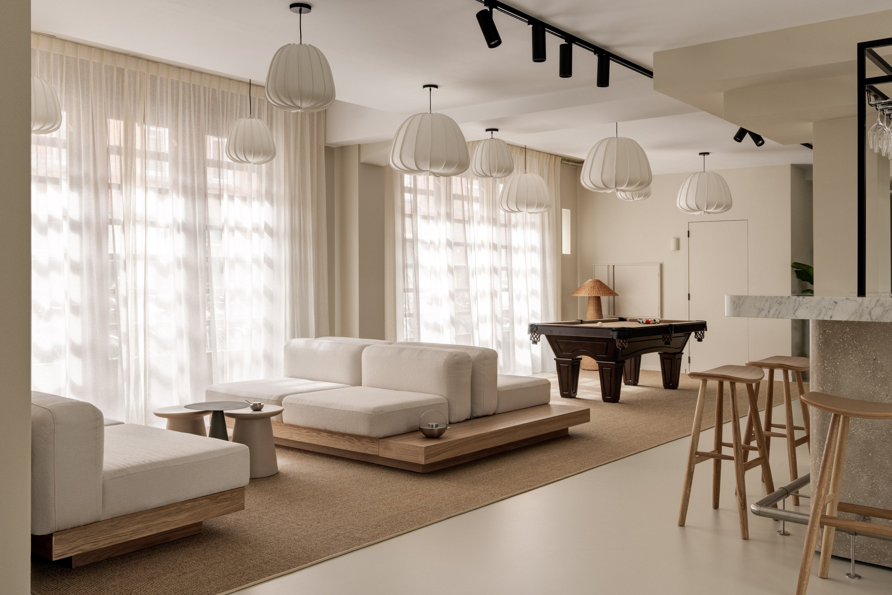 XXL houten scheidingswand in kantoor met 4 draaideuren en aparte deur. Uniek design en technische oplossingen voor een high-end project.