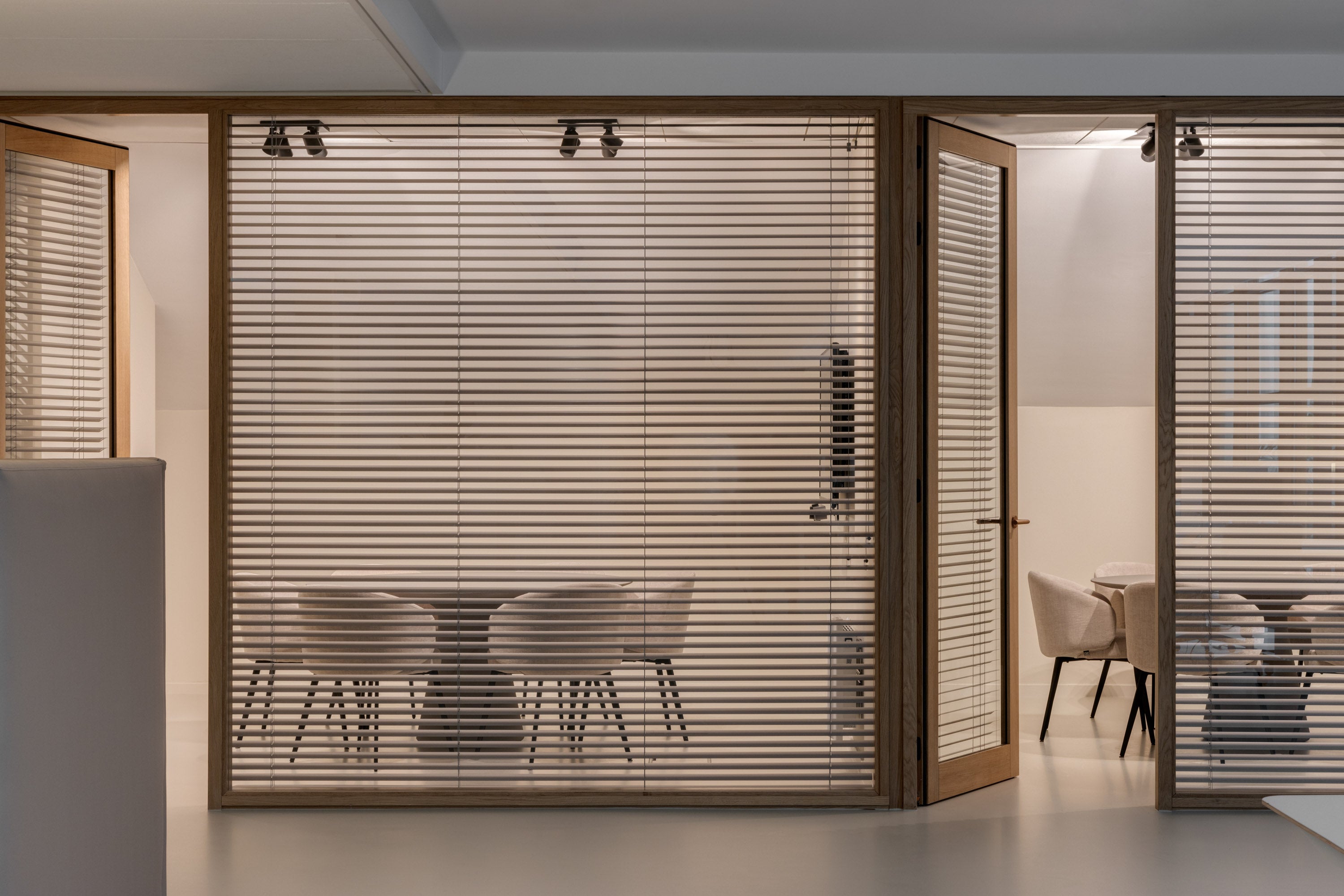 XXL houten scheidingswand in kantoor met 4 draaideuren en aparte deur. Uniek design en technische oplossingen voor een high-end project.