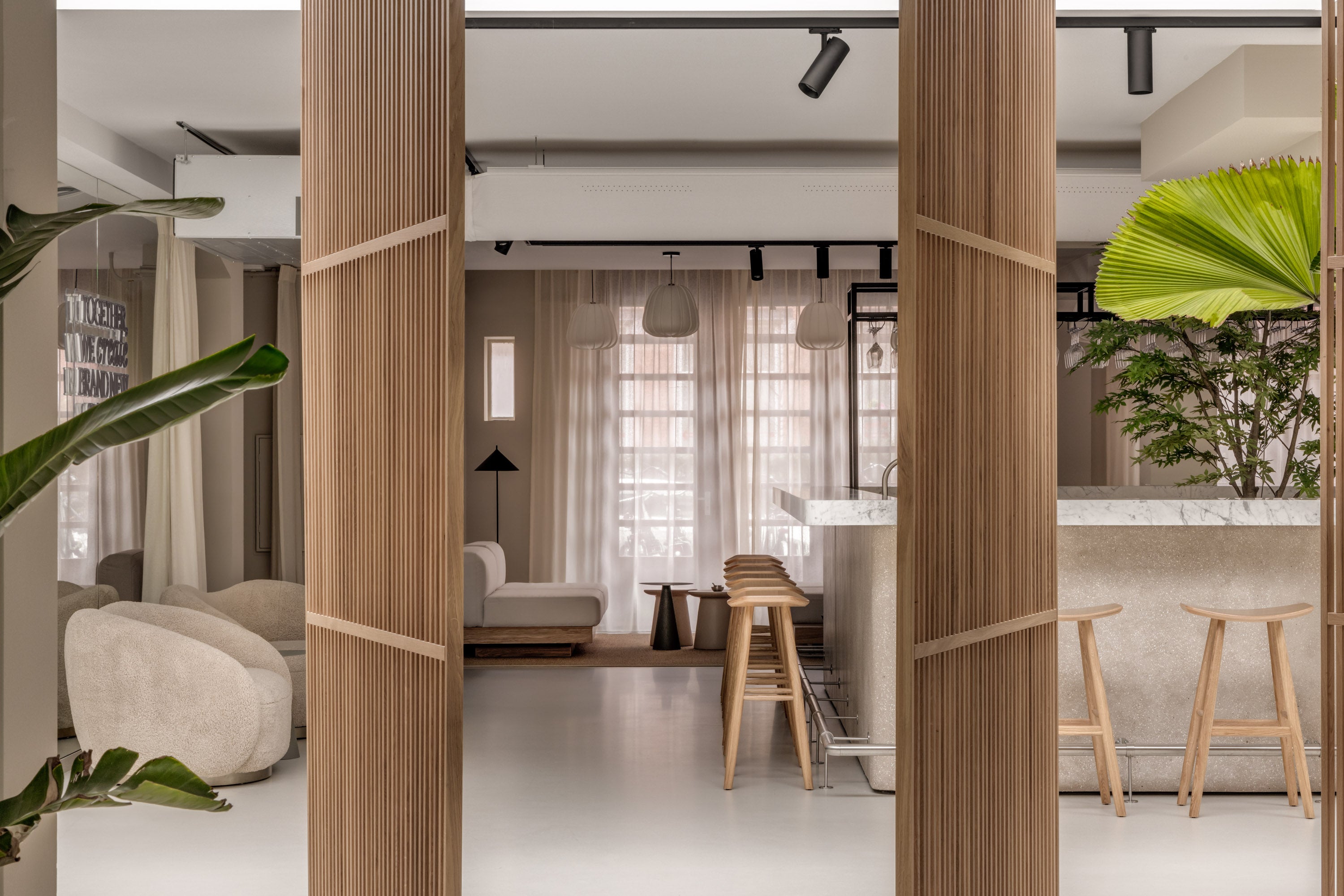 XXL houten scheidingswand in kantoor met 4 draaideuren en aparte deur. Uniek design en technische oplossingen voor een high-end project.