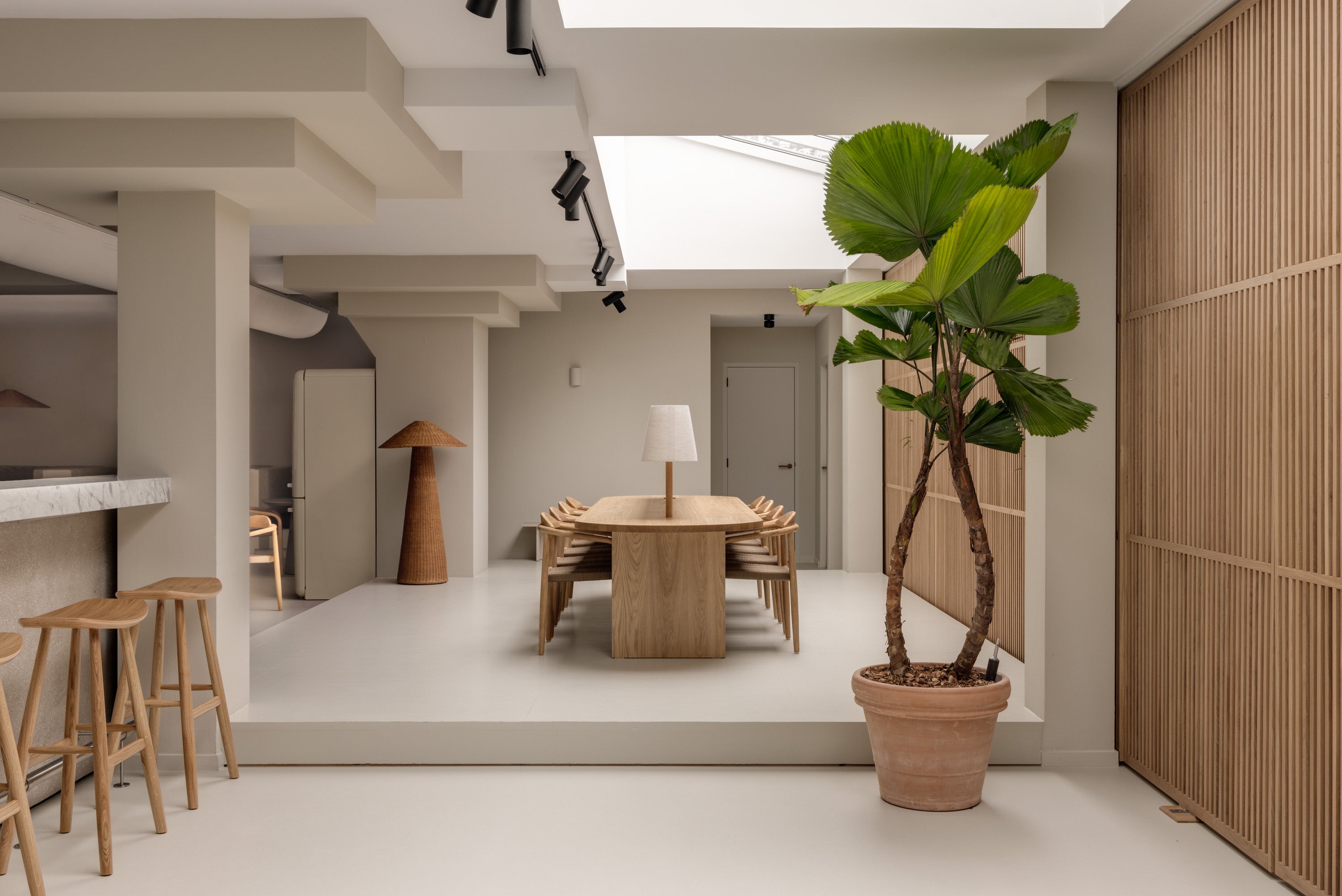 XXL houten scheidingswand in kantoor met 4 draaideuren en aparte deur. Uniek design en technische oplossingen voor een high-end project.
