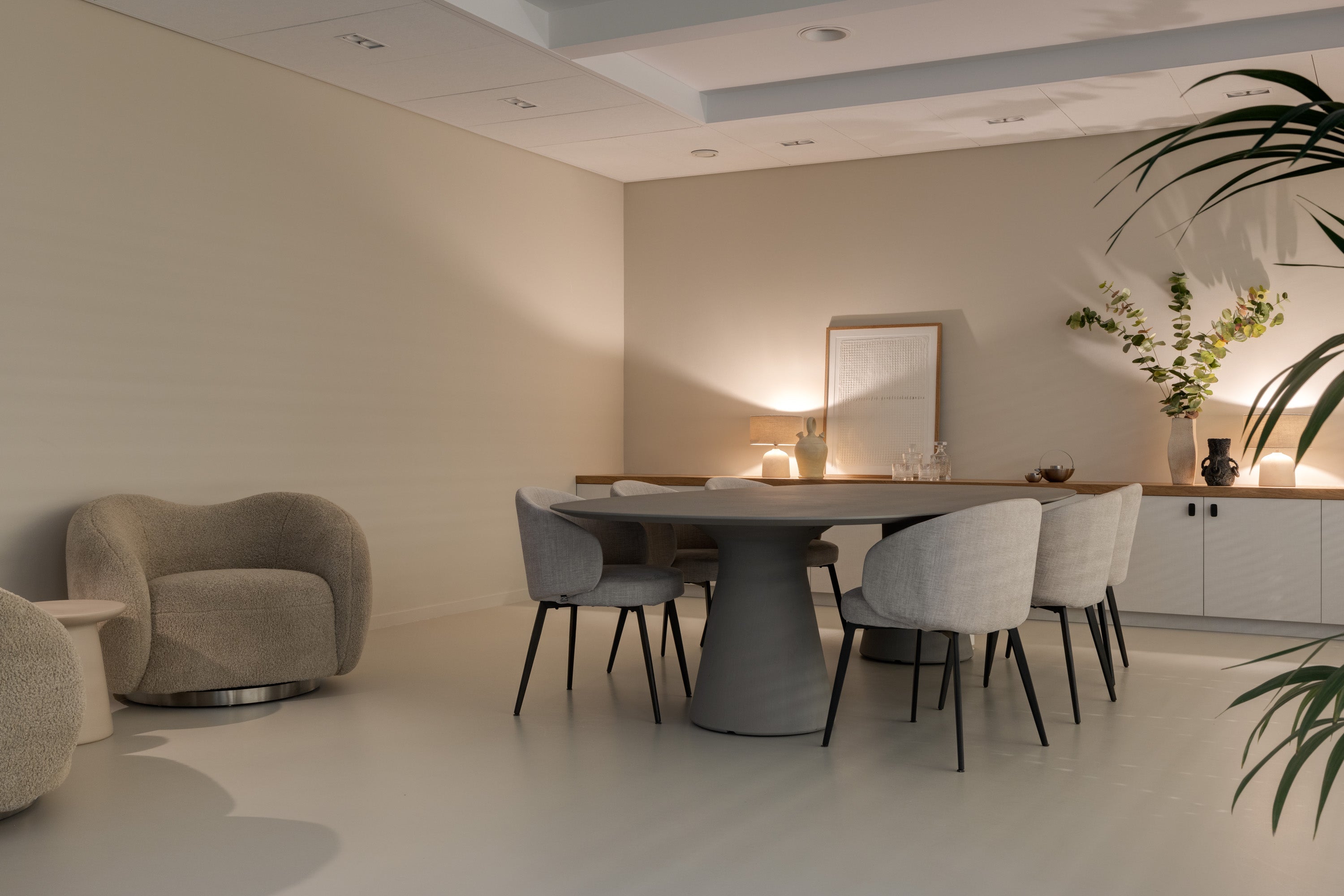 XXL houten scheidingswand in kantoor met 4 draaideuren en aparte deur. Uniek design en technische oplossingen voor een high-end project.