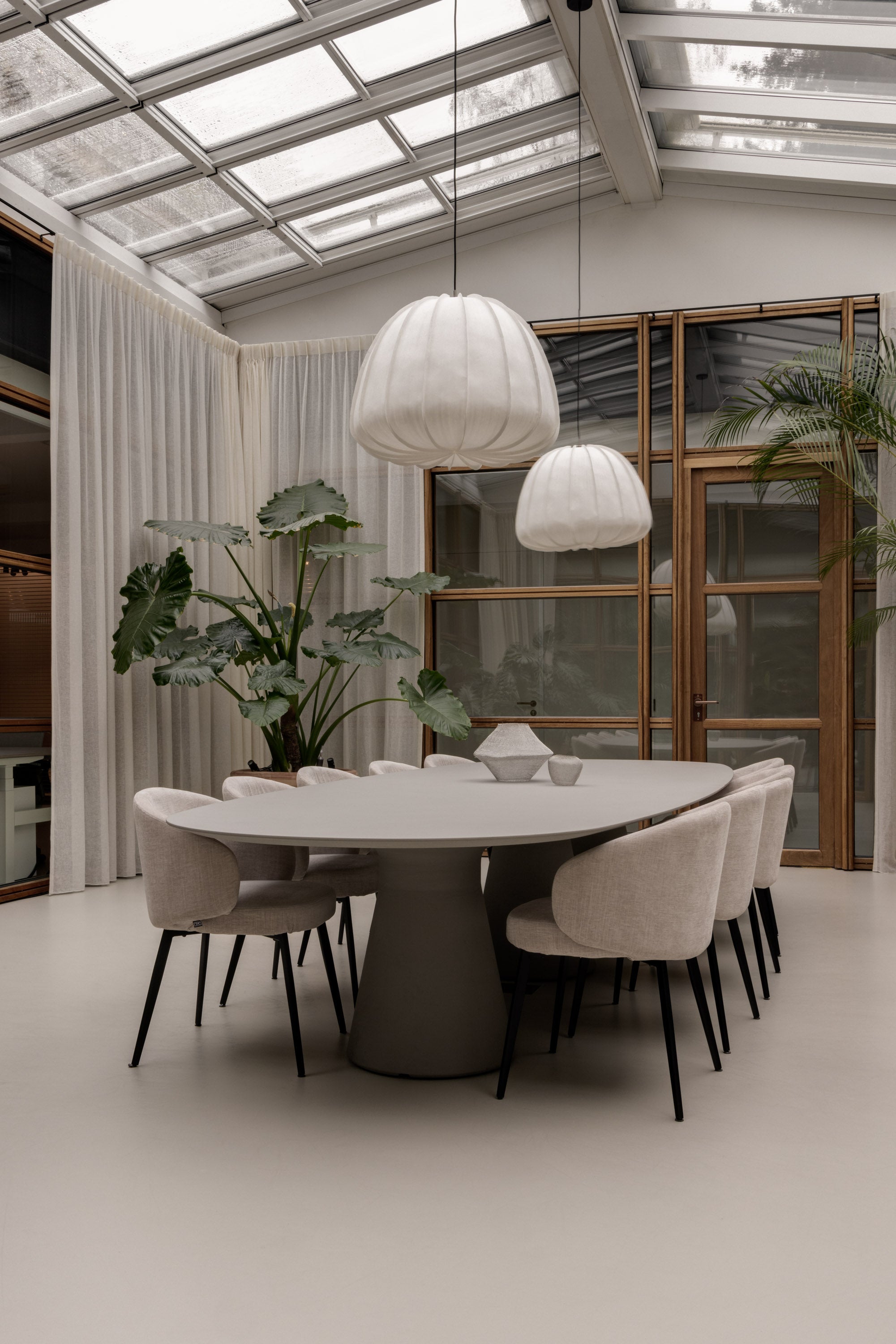 XXL houten scheidingswand in kantoor met 4 draaideuren en aparte deur. Uniek design en technische oplossingen voor een high-end project.