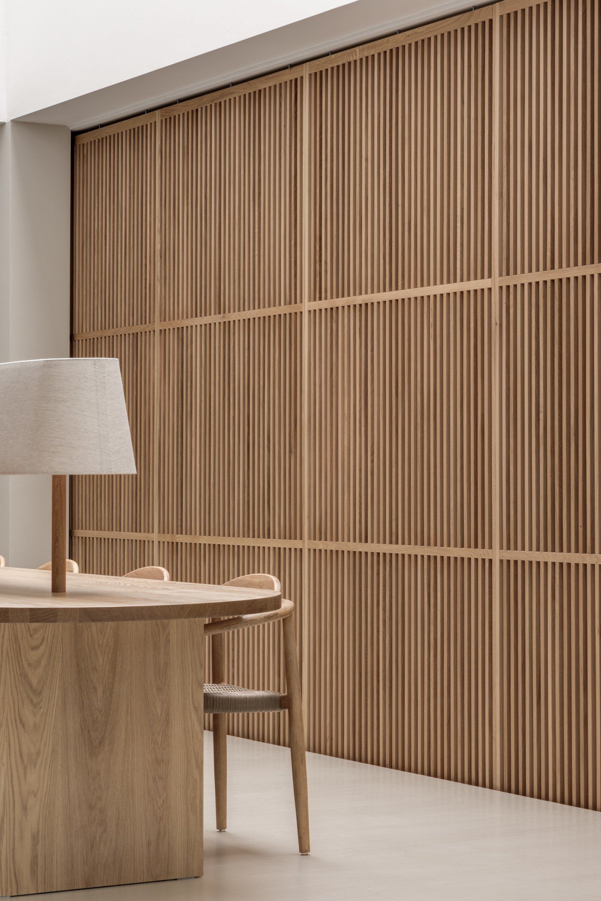 XXL houten scheidingswand in kantoor met 4 draaideuren en aparte deur. Uniek design en technische oplossingen voor een high-end project.