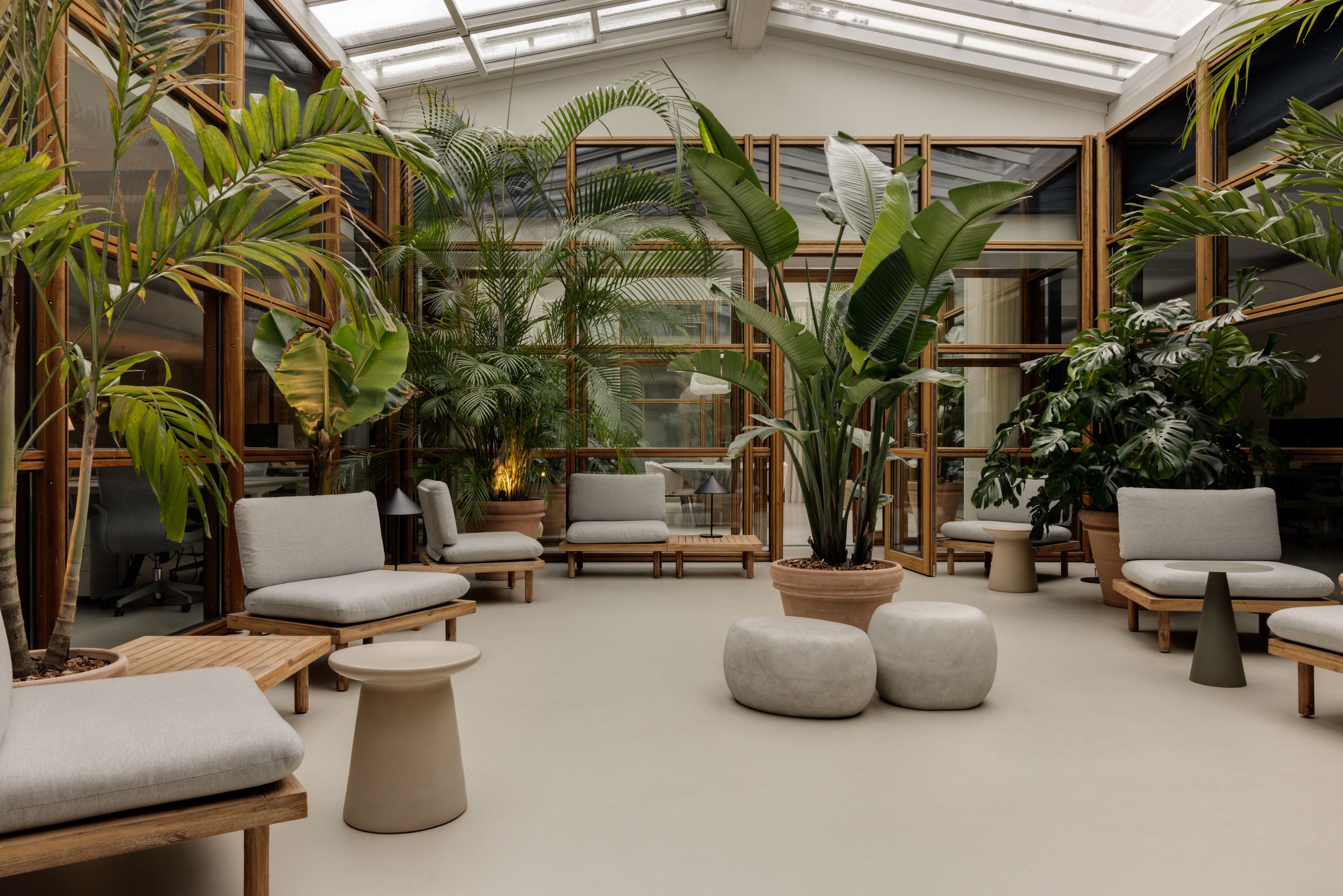 XXL houten scheidingswand in kantoor met 4 draaideuren en aparte deur. Uniek design en technische oplossingen voor een high-end project.