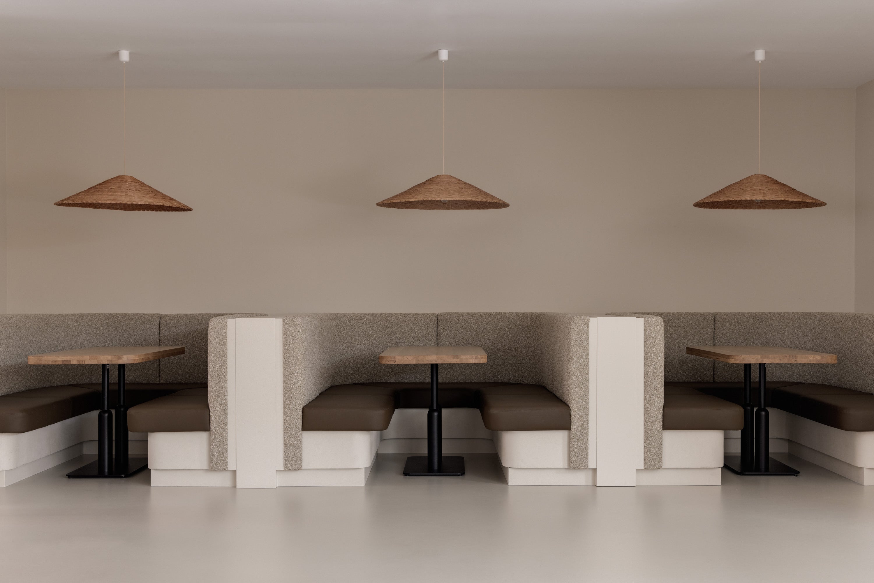 XXL houten scheidingswand in kantoor met 4 draaideuren en aparte deur. Uniek design en technische oplossingen voor een high-end project.