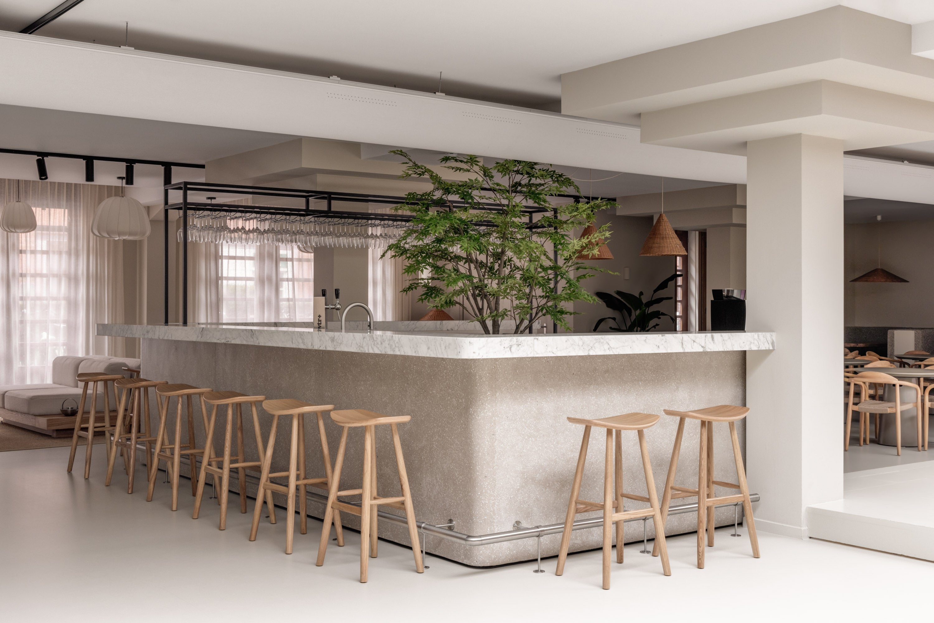 XXL houten scheidingswand in kantoor met 4 draaideuren en aparte deur. Uniek design en technische oplossingen voor een high-end project.