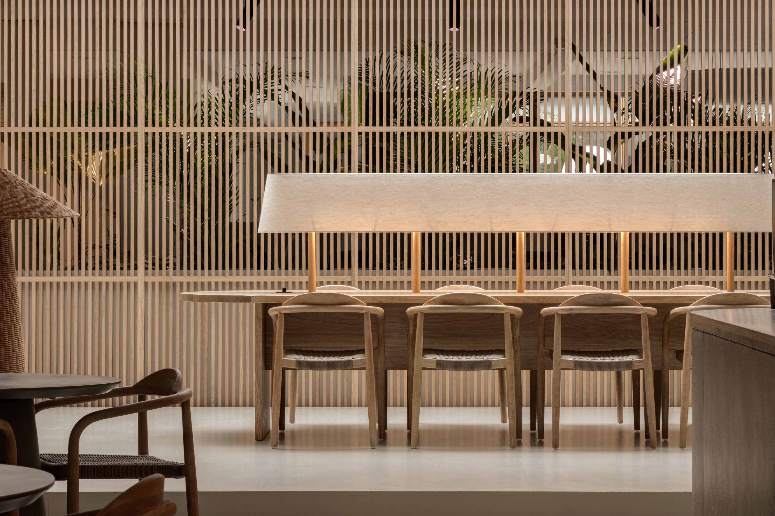 XXL houten scheidingswand in kantoor met 4 draaideuren en aparte deur. Uniek design en technische oplossingen voor een high-end project.