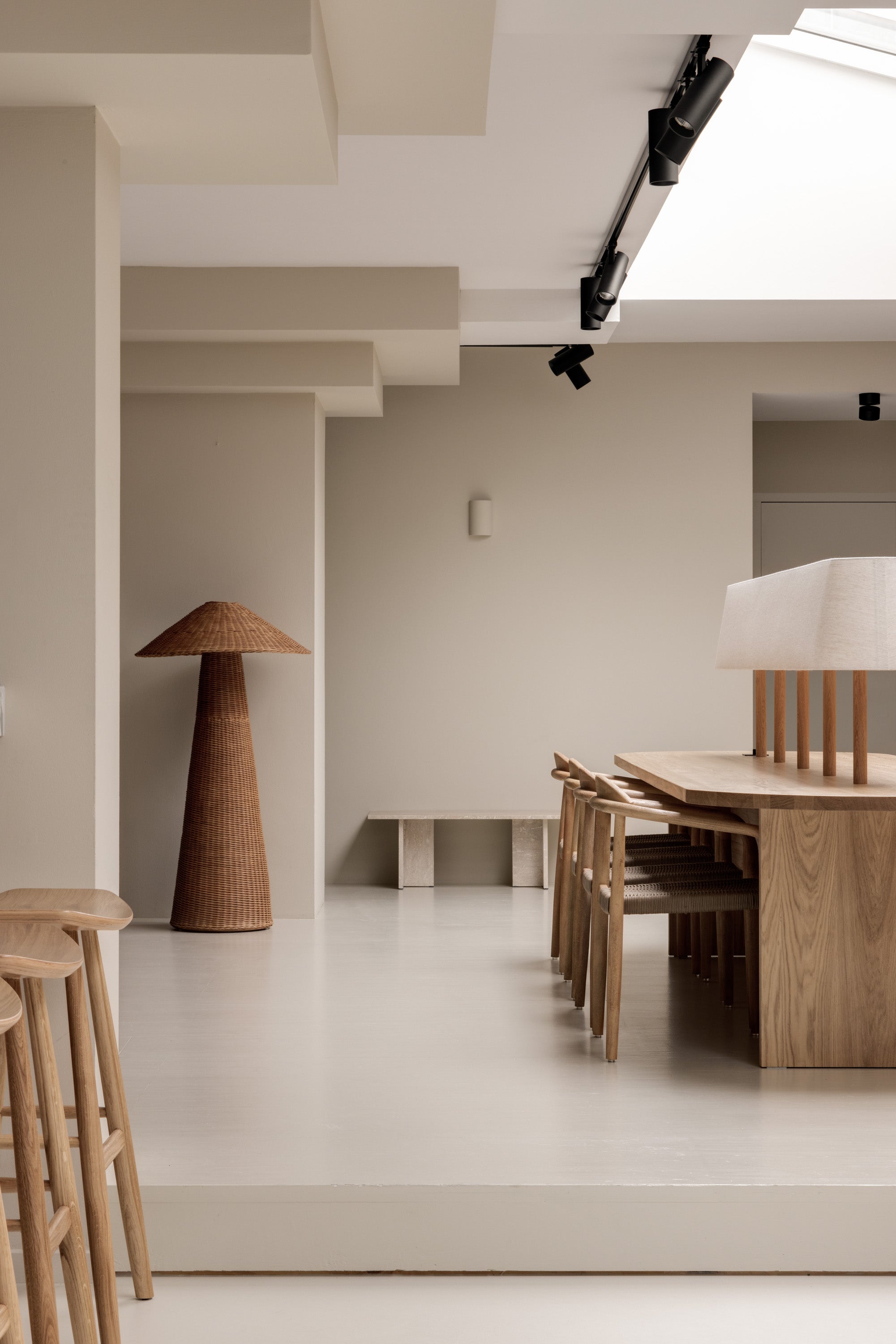 XXL houten scheidingswand in kantoor met 4 draaideuren en aparte deur. Uniek design en technische oplossingen voor een high-end project.