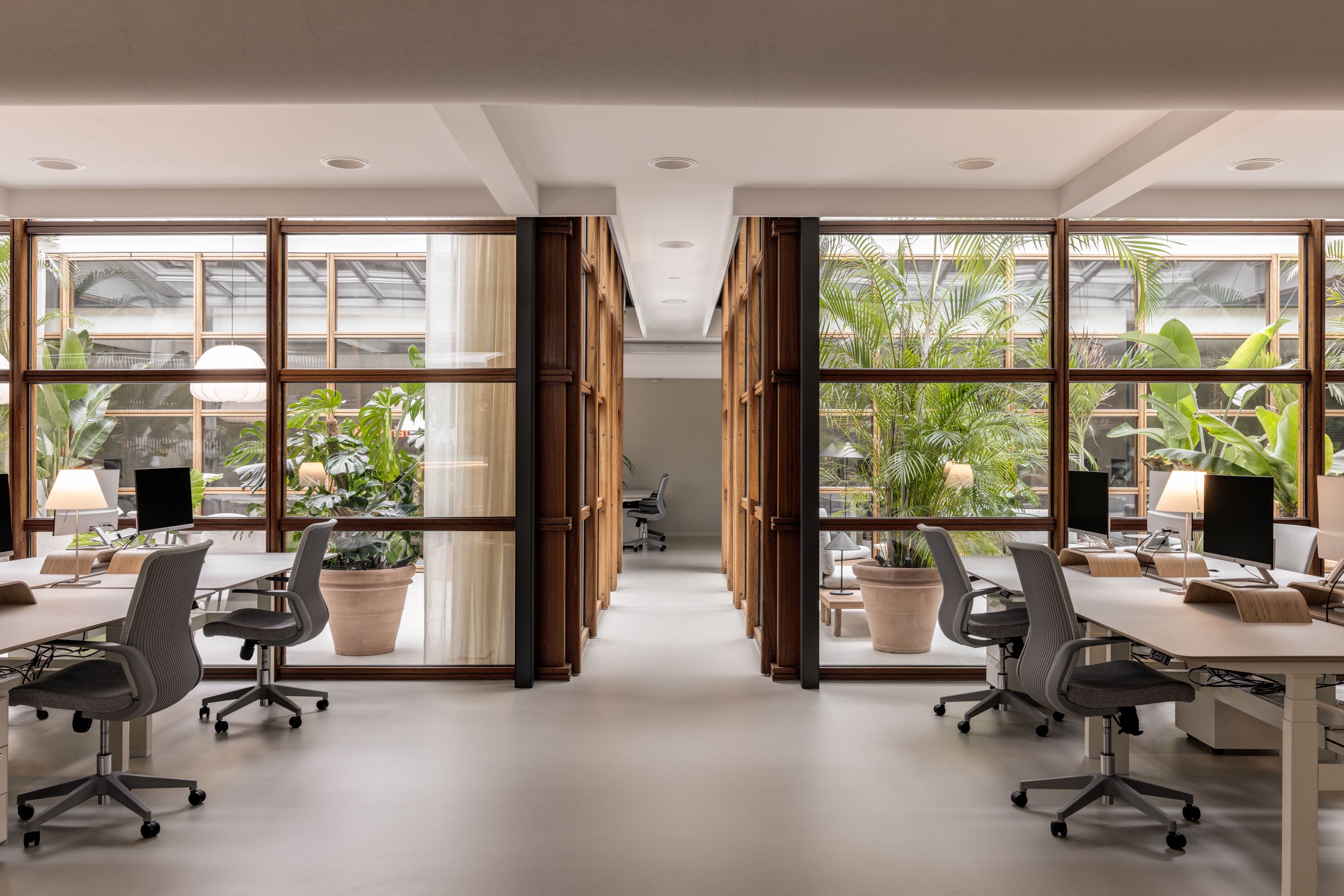 XXL houten scheidingswand in kantoor met 4 draaideuren en aparte deur. Uniek design en technische oplossingen voor een high-end project.