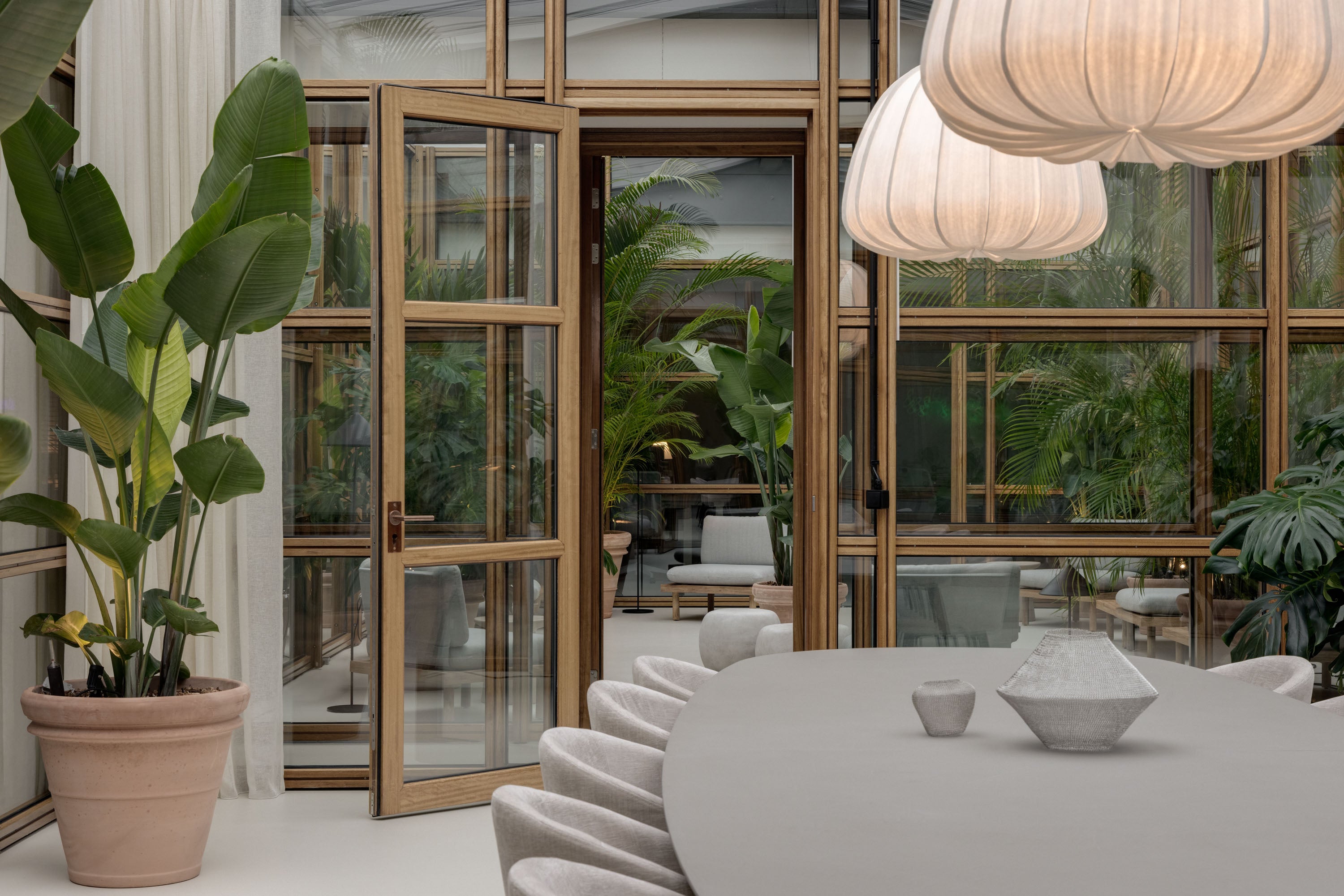 XXL houten scheidingswand in kantoor met 4 draaideuren en aparte deur. Uniek design en technische oplossingen voor een high-end project.