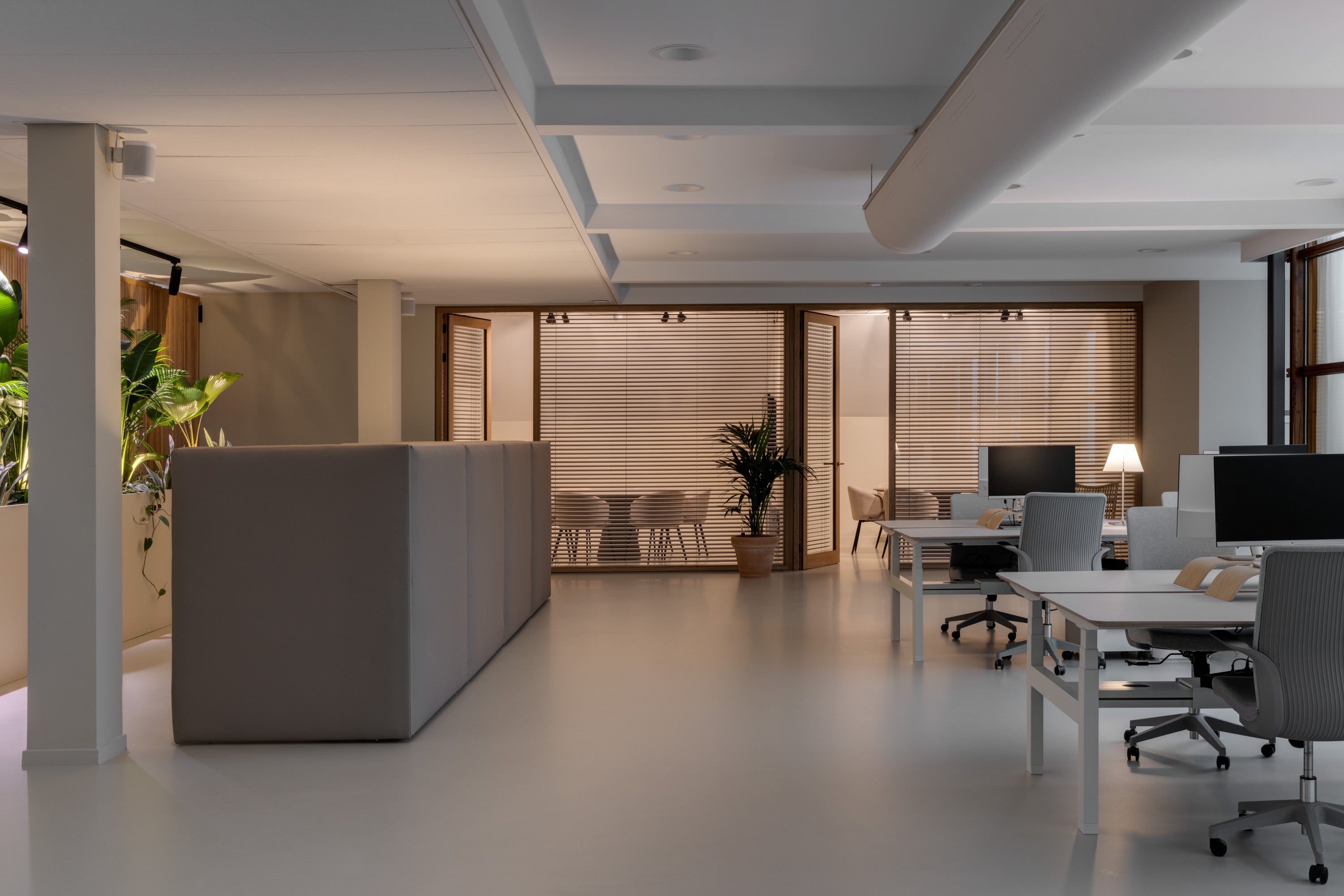 XXL houten scheidingswand in kantoor met 4 draaideuren en aparte deur. Uniek design en technische oplossingen voor een high-end project.