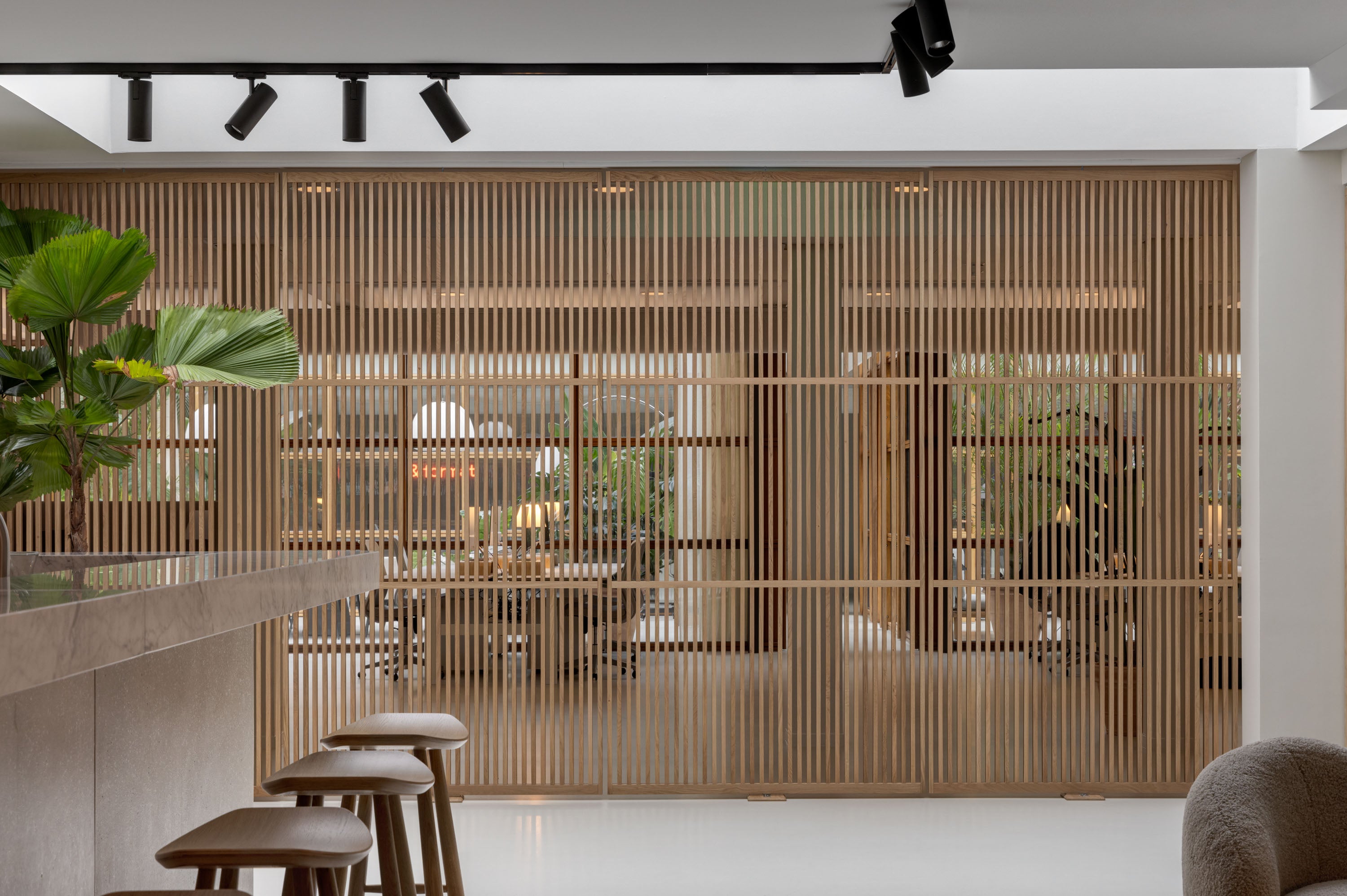 XXL houten scheidingswand in kantoor met 4 draaideuren en aparte deur. Uniek design en technische oplossingen voor een high-end project.