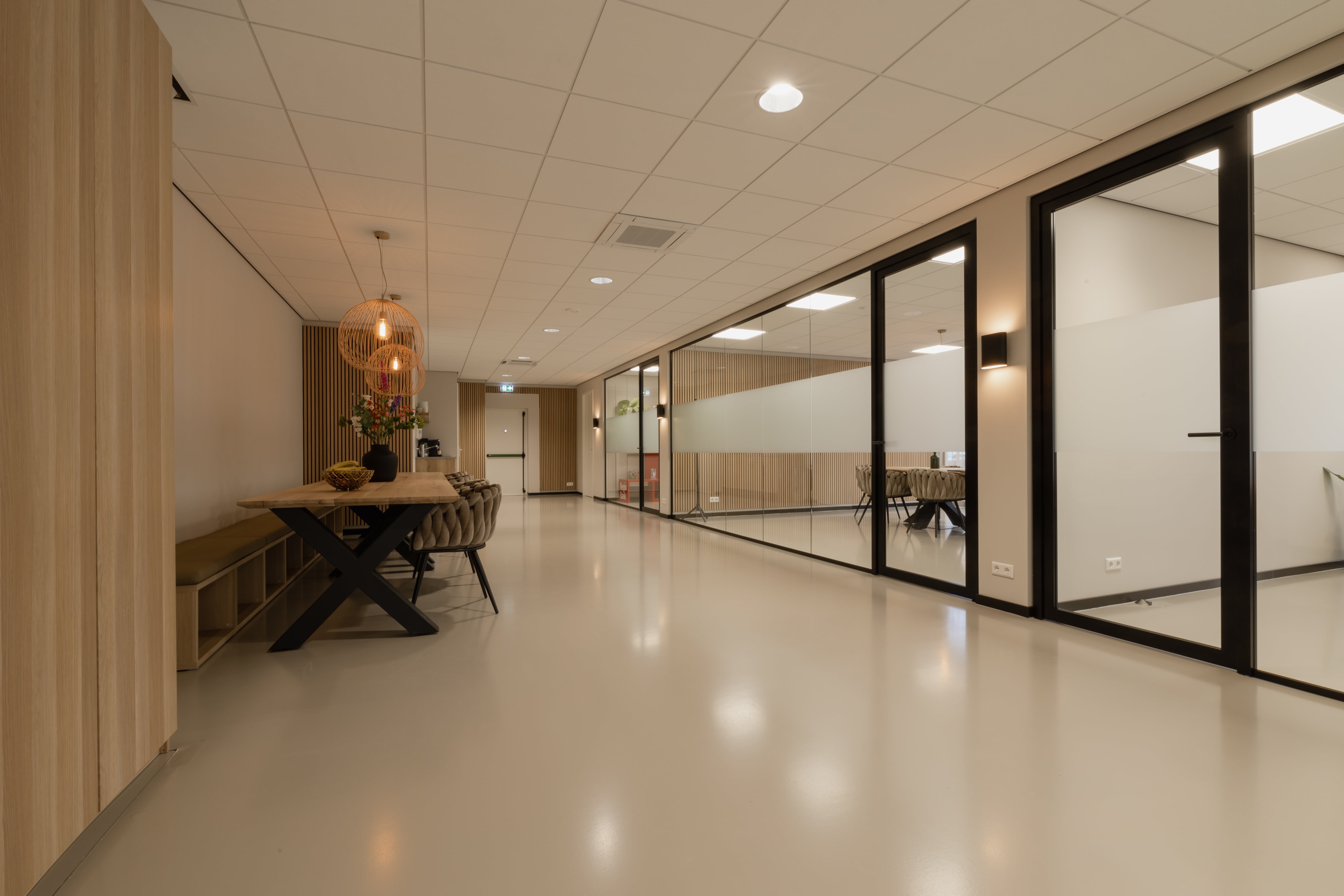 XL houten scheidingswand in een kantoor zorgt voor een elegante verdeling van werkruimtes, biedt privacy en behoudt een open, lichte sfeer in de ruimte.
