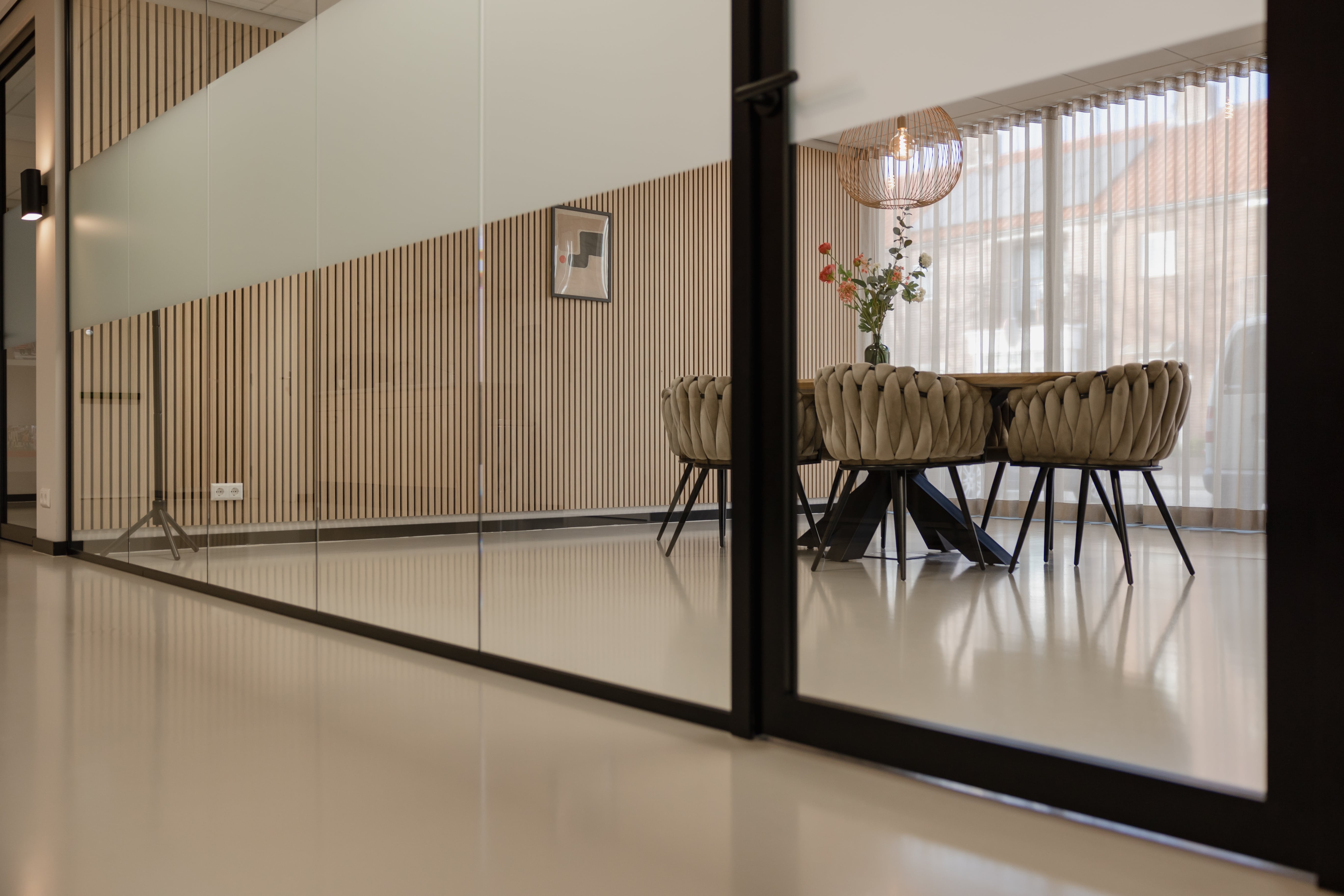 XL houten scheidingswand in een kantoor zorgt voor een elegante verdeling van werkruimtes, biedt privacy en behoudt een open, lichte sfeer in de ruimte.