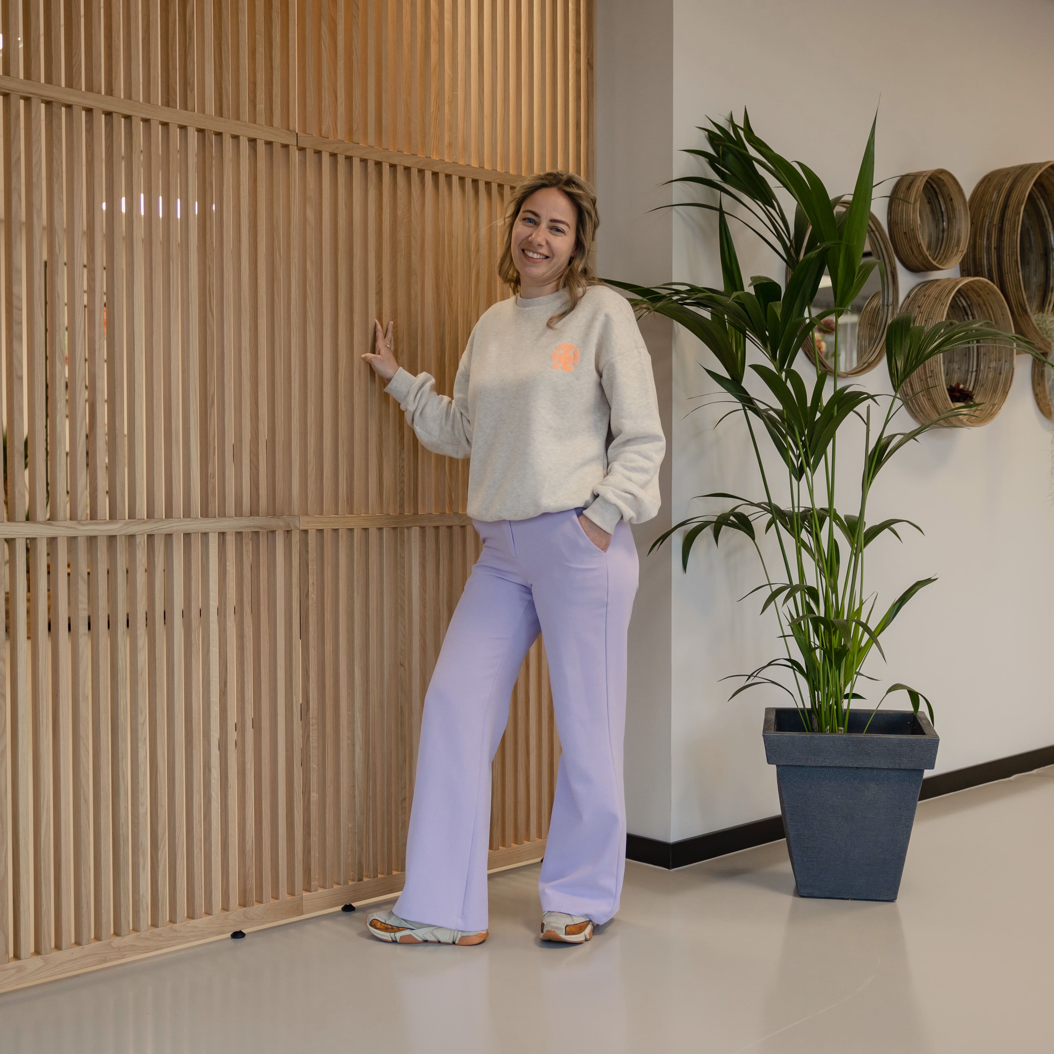 XL houten scheidingswand in een kantoor zorgt voor een elegante verdeling van werkruimtes, biedt privacy en behoudt een open, lichte sfeer in de ruimte.