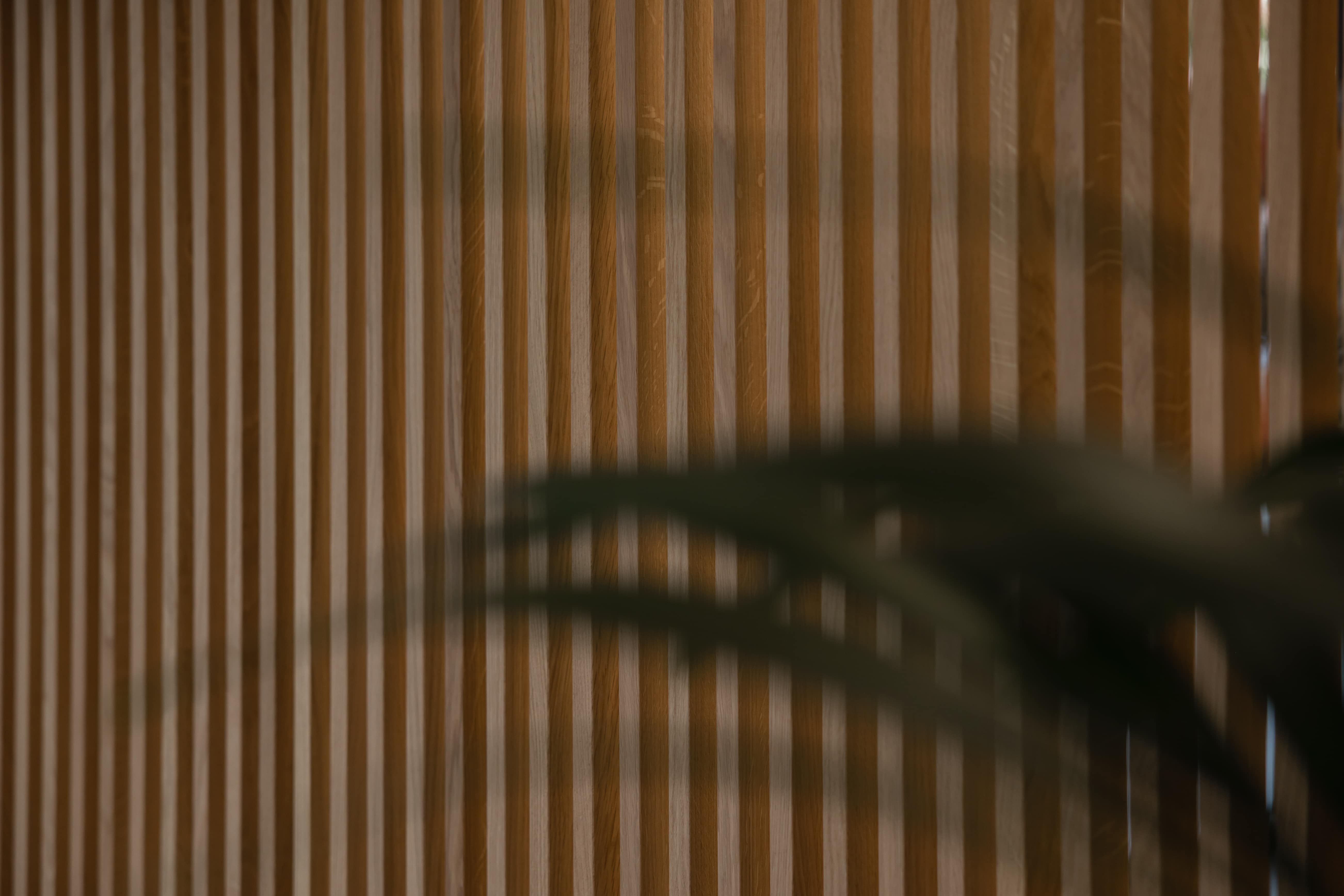 XL houten scheidingswand in een kantoor zorgt voor een elegante verdeling van werkruimtes, biedt privacy en behoudt een open, lichte sfeer in de ruimte.