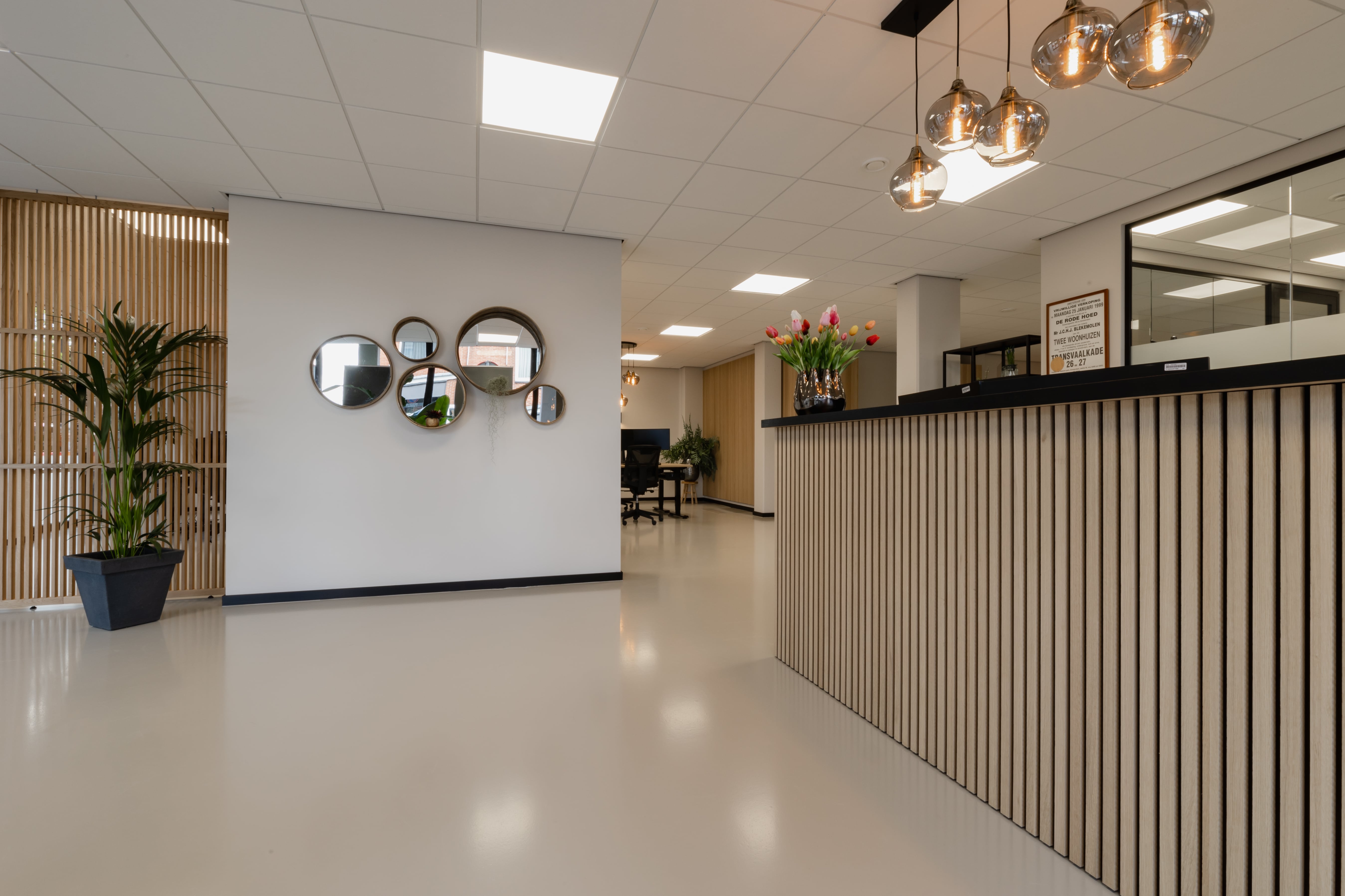 XL houten scheidingswand in een kantoor zorgt voor een elegante verdeling van werkruimtes, biedt privacy en behoudt een open, lichte sfeer in de ruimte.