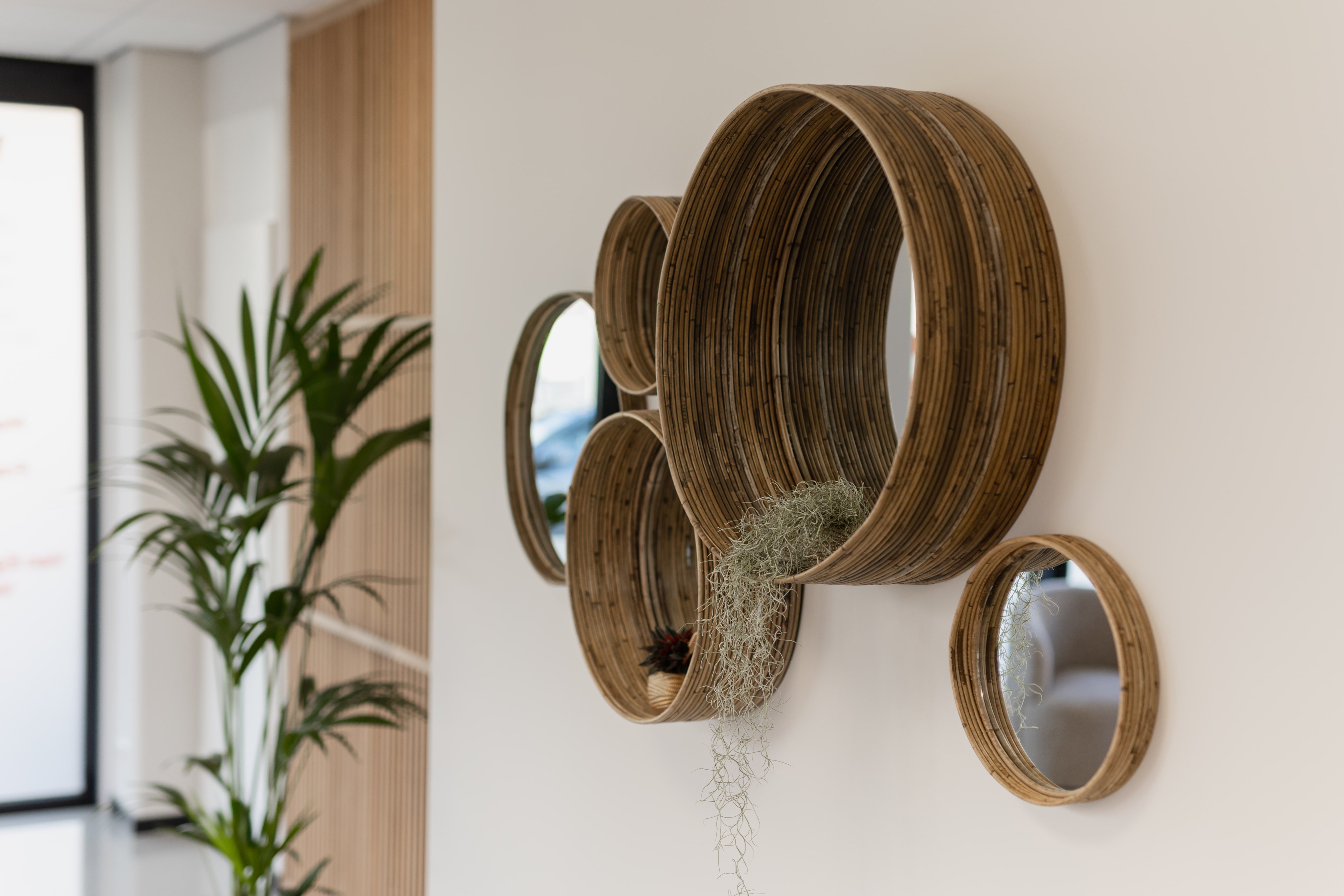 XL houten scheidingswand in een kantoor zorgt voor een elegante verdeling van werkruimtes, biedt privacy en behoudt een open, lichte sfeer in de ruimte.