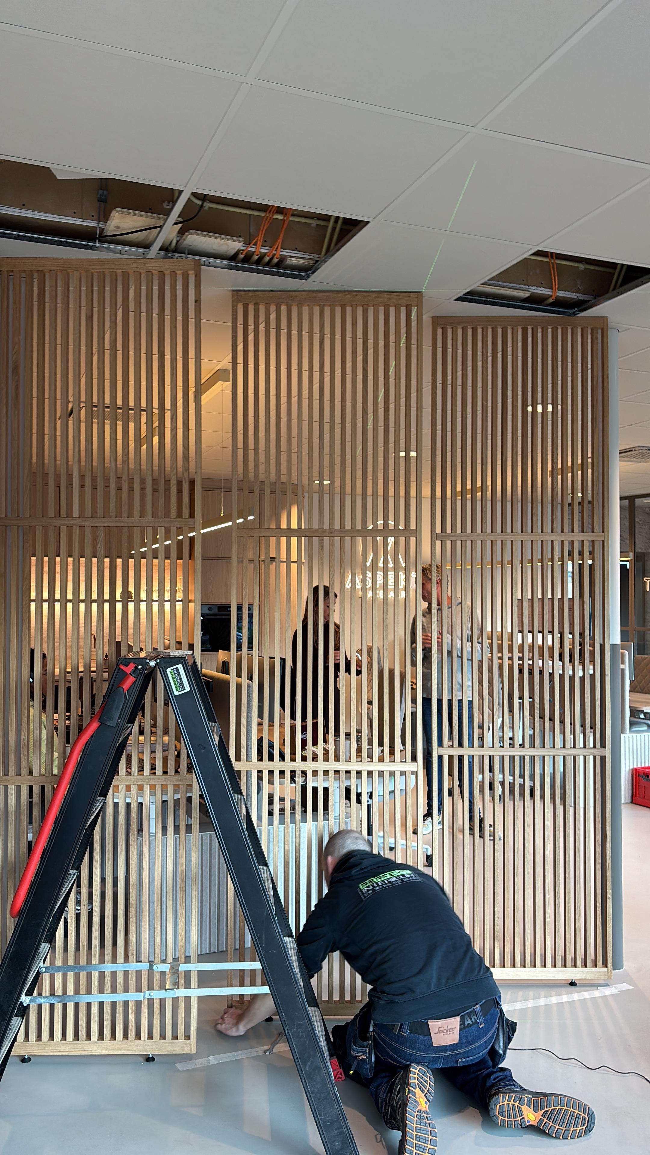 Bevestiging van eiken roomdivider aan systeemplafond met draadeinden en montageplaat