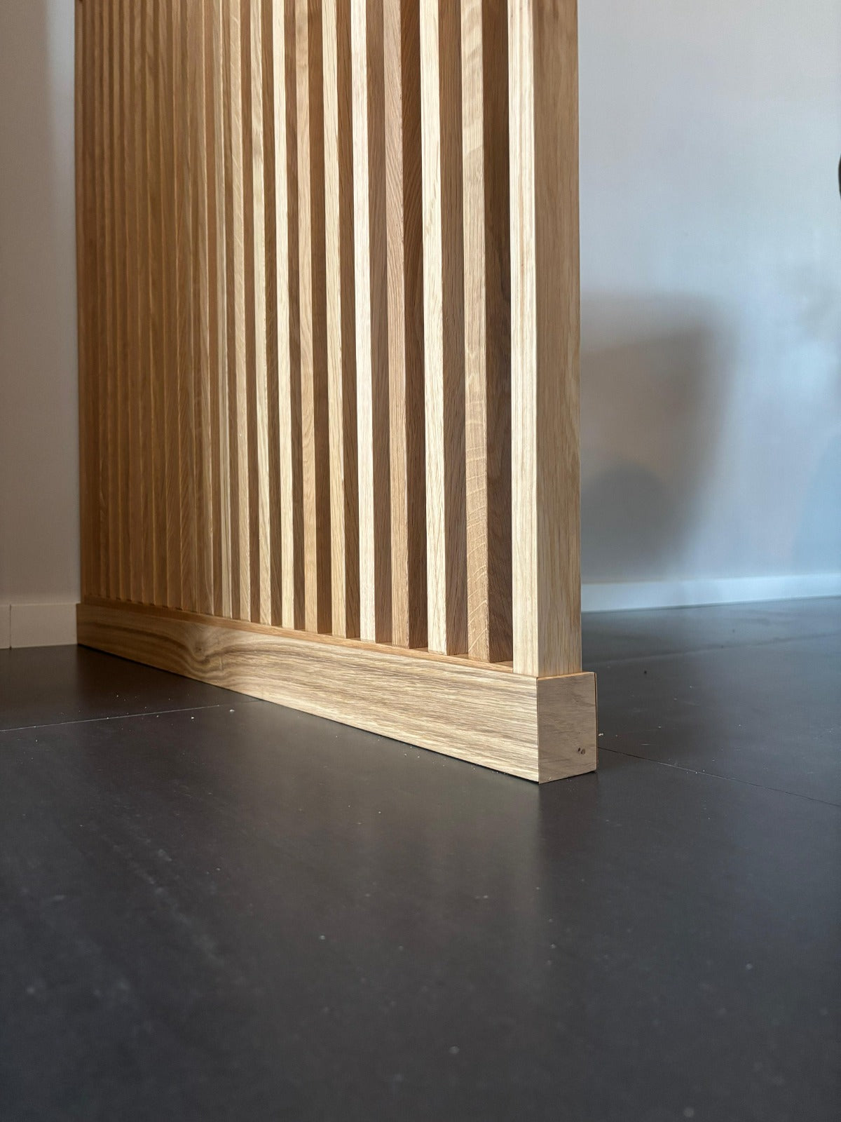 Houten roomdivider afgewerkt met massief eiken plinten