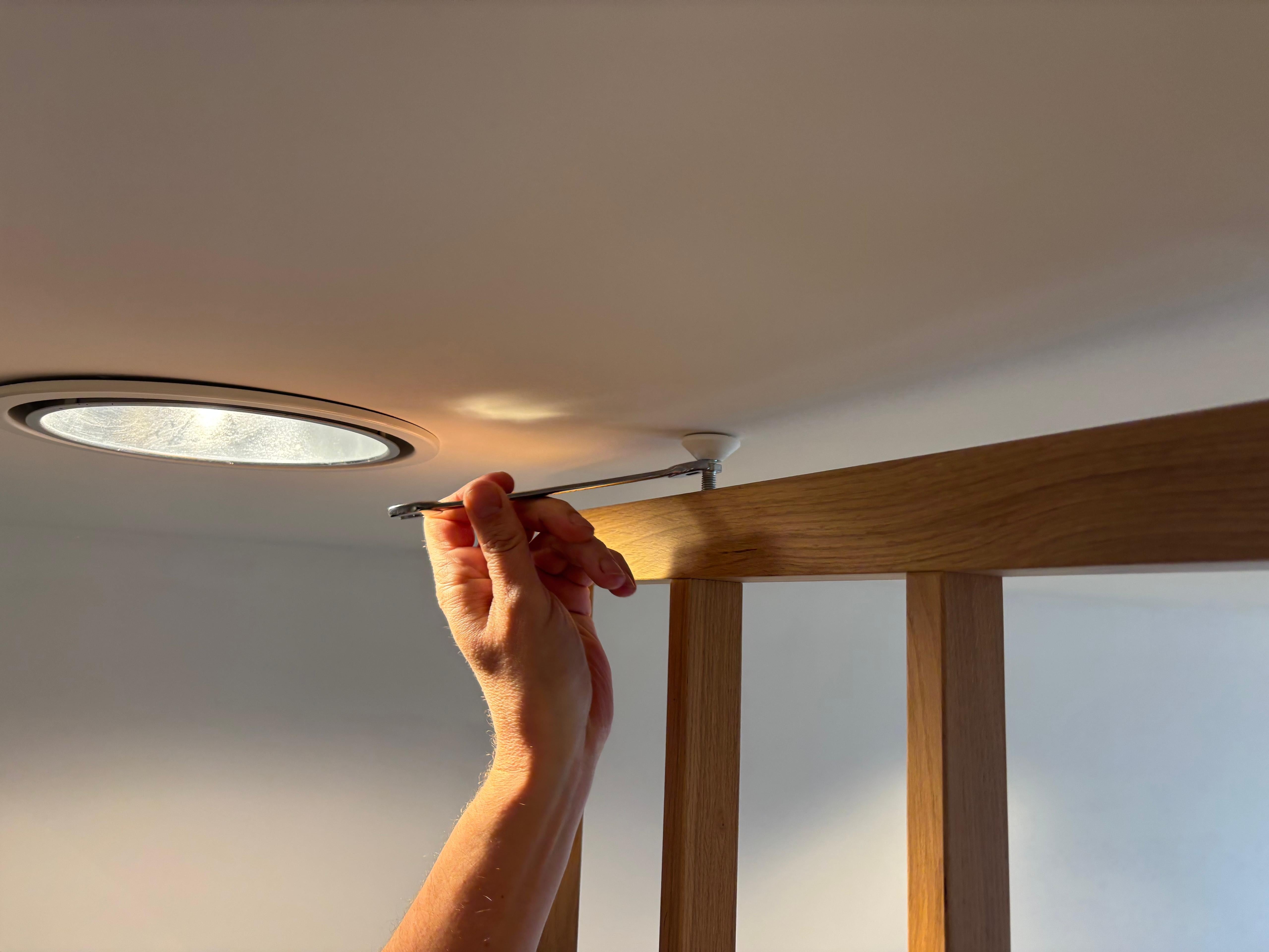 Plafondbevestiging van een houten roomdivider zonder boren