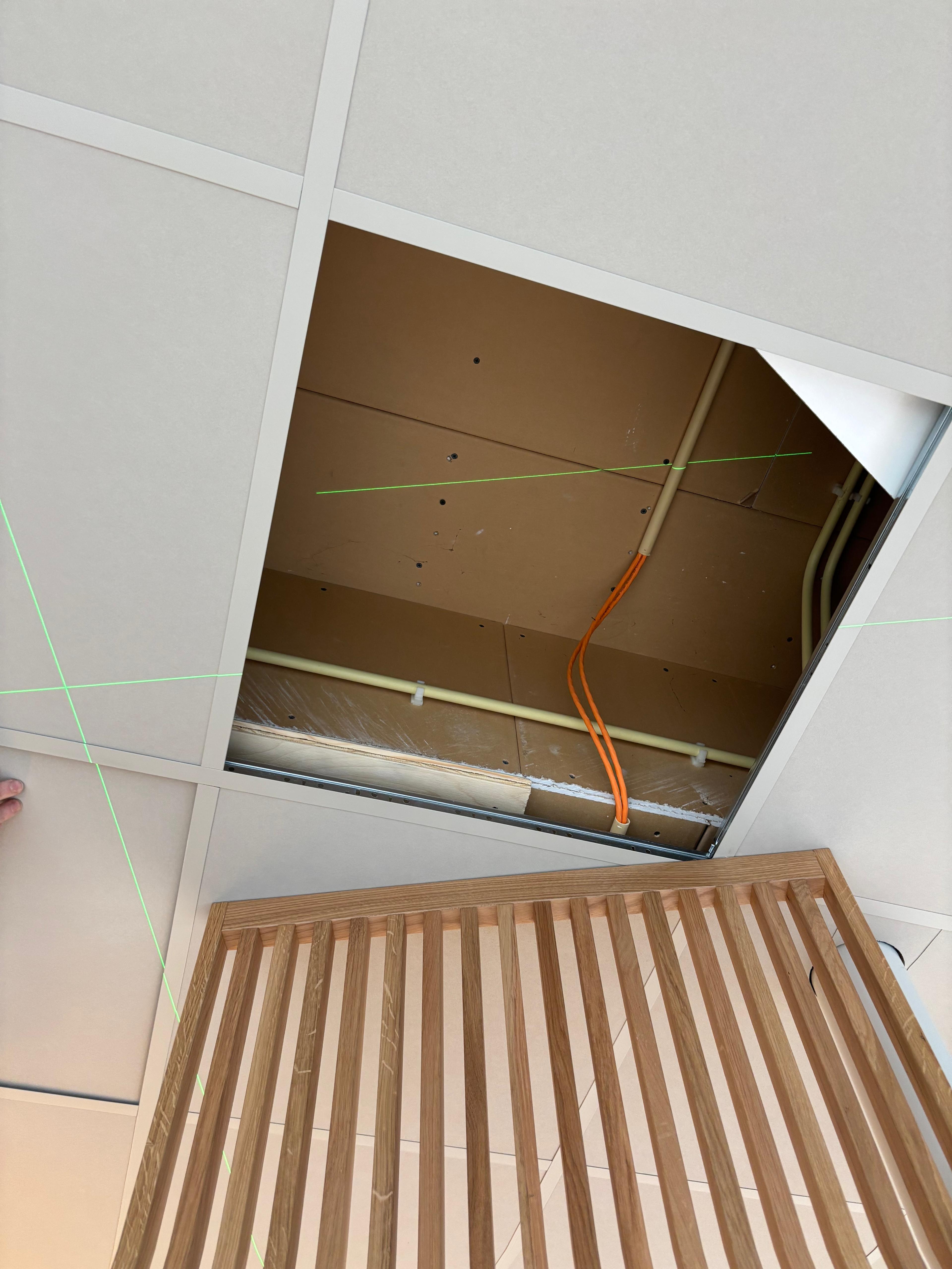 Detail van de constructie boven het systeemplafond voor montage van een houten roomdivider