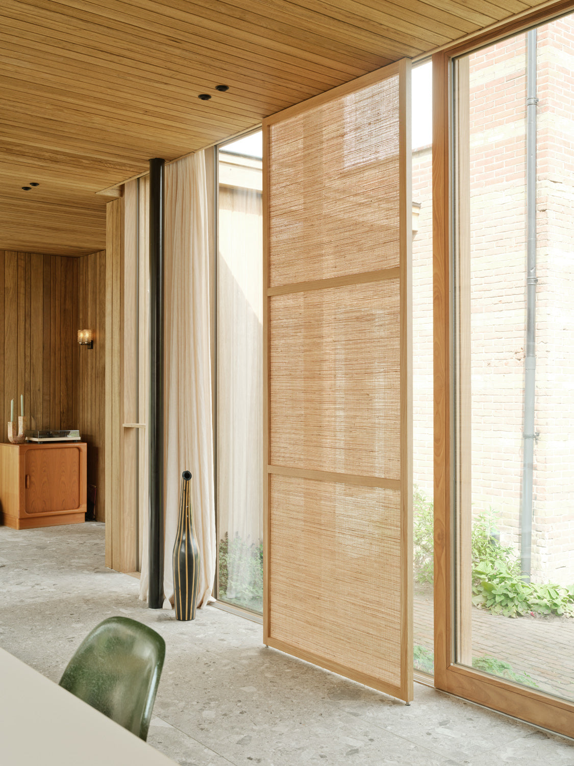 Minimalistische houten design divider met organische materialen passend binnen een Japandi interieur