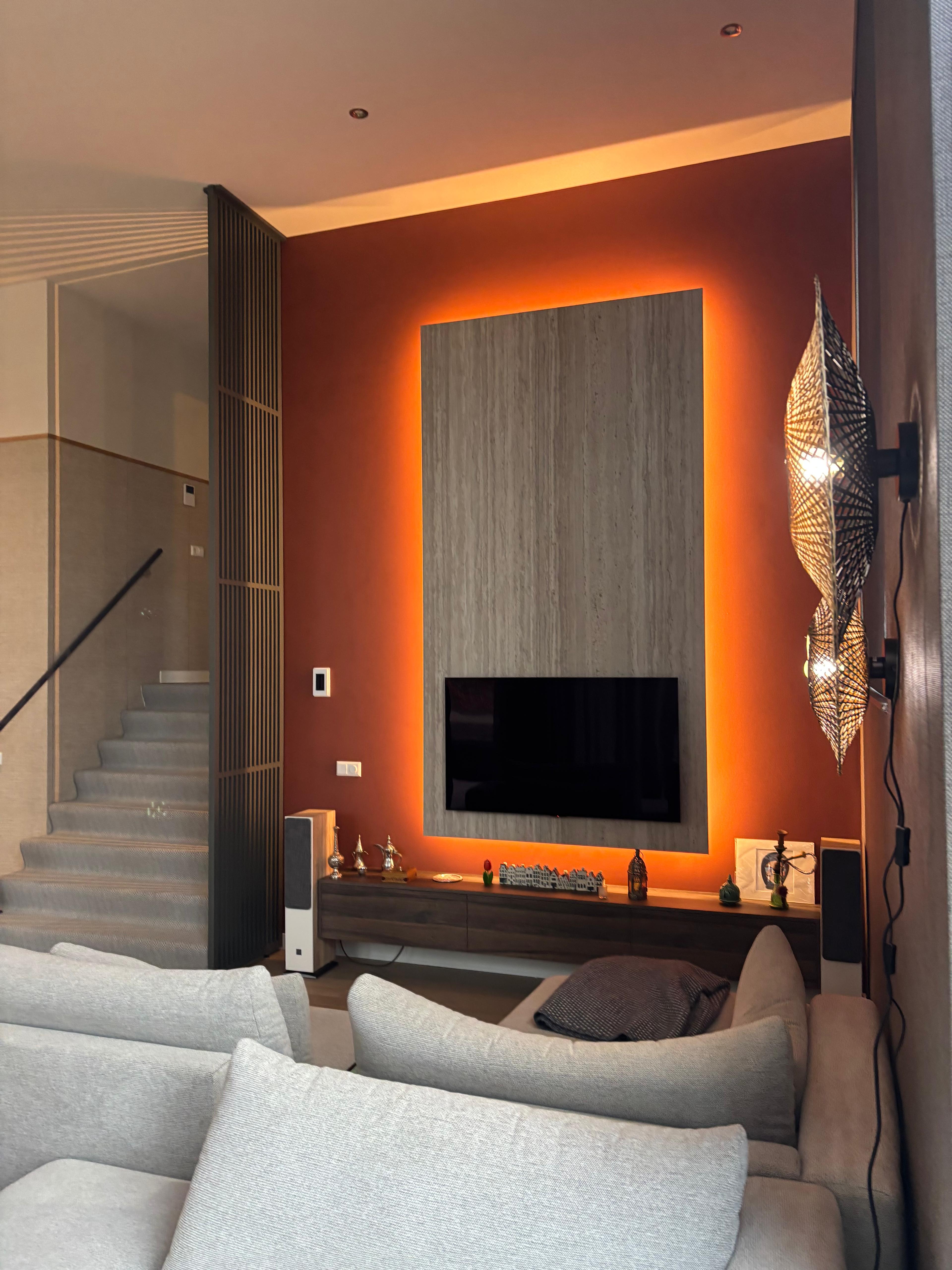 Kamerhoge zwarte houten roomdivider voor een woning met extra hoog plafond naast trap en woonkamer