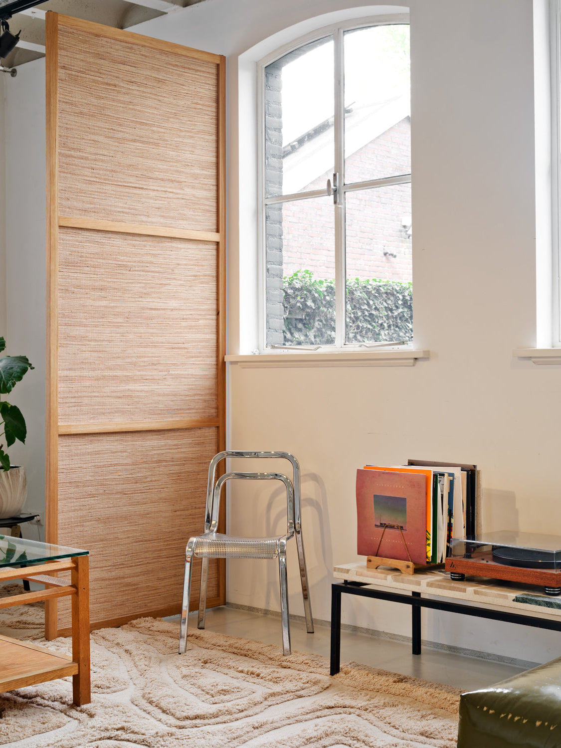 Semi-transparante eikenhouten wand die zorgt voor privacy met behulp van natuurlijk gefilterd daglicht