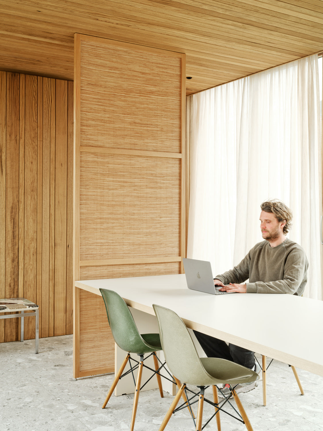 Detail van het 100 procent maatwerk frame van massief eikenhout met strakke houtverbindingen