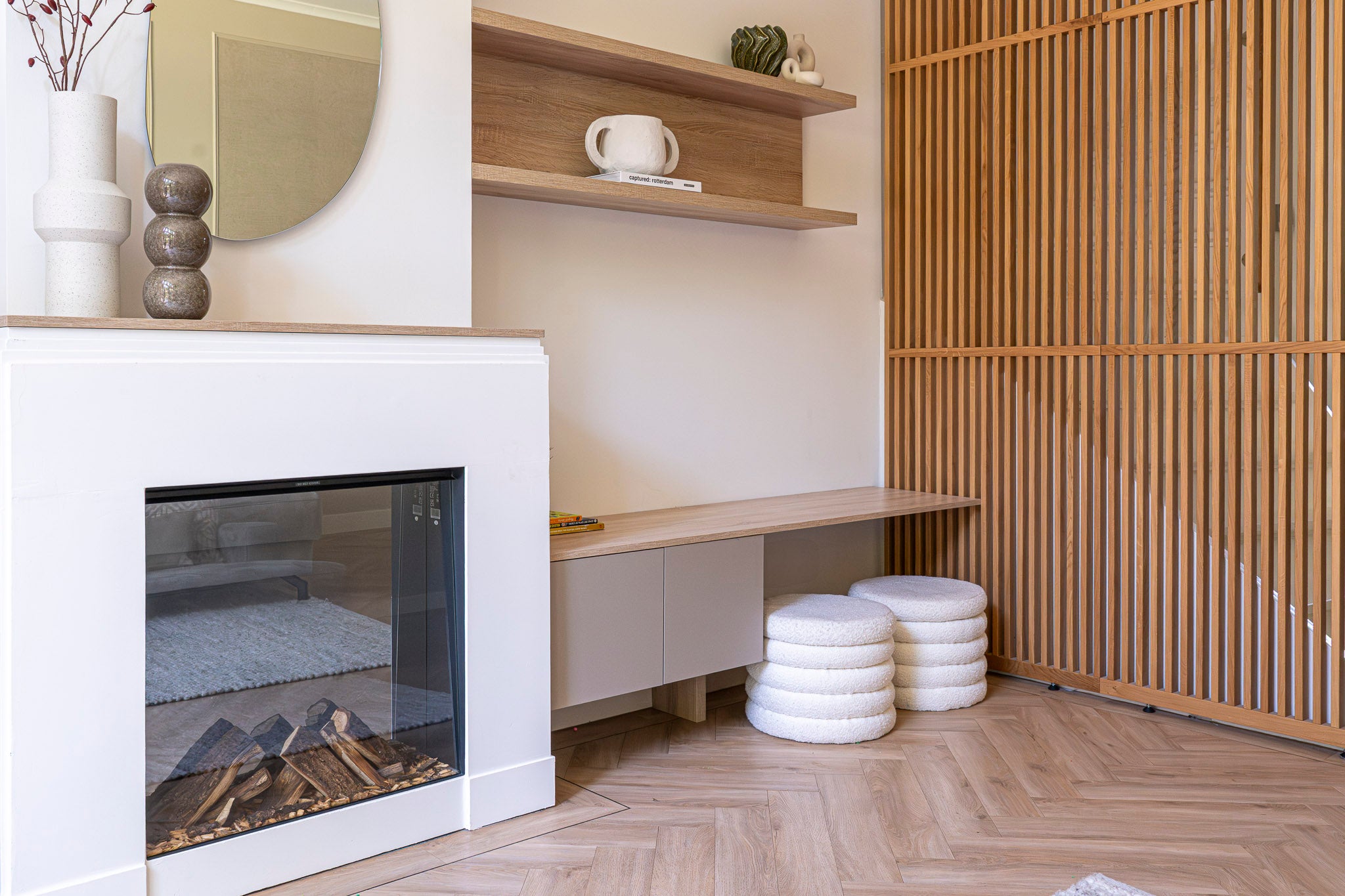 Detail van een massief eiken roomdivider met verticale latten