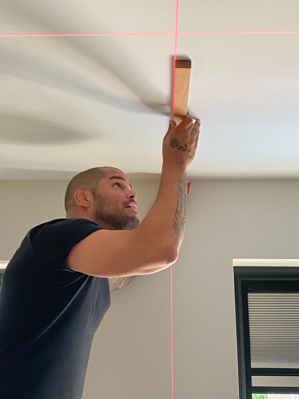 Montagelatten plaatsen voor bevestiging van een houten roomdivider tegen het plafond
