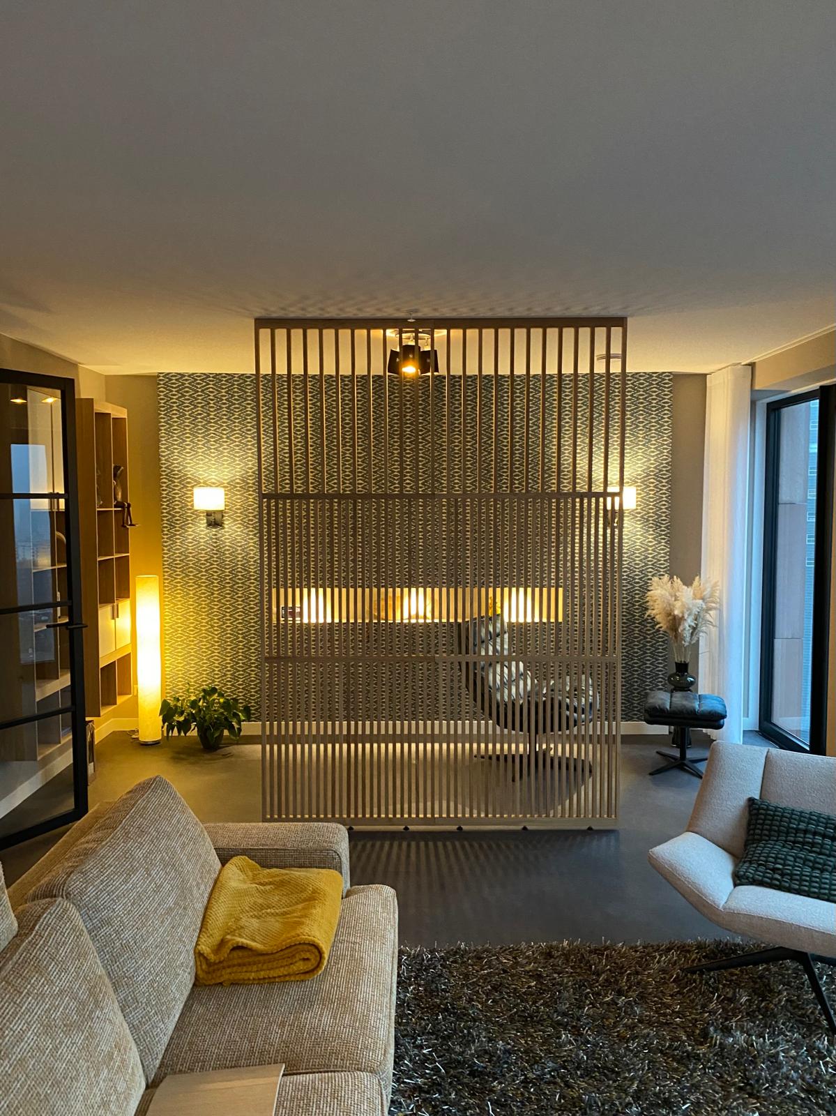 Antraciet plafondhoge roomdivider op maat Model Light® (RAL 7021). Foto toont het minimalistische design in eiken ter illustratie van het open lijnenspel.